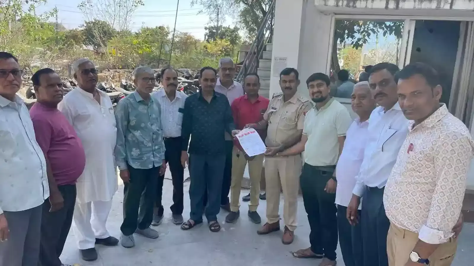 कोटा में पुलिस अधिकारी को ज्ञापन सौंपते जैन समाज के पदाधिकारी और स्थानीय नागरिक। कोटा में पुलिस अधिकारी को ज्ञापन सौंपते जैन समाज के पदाधिकारी और स्थानीय नागरिक।