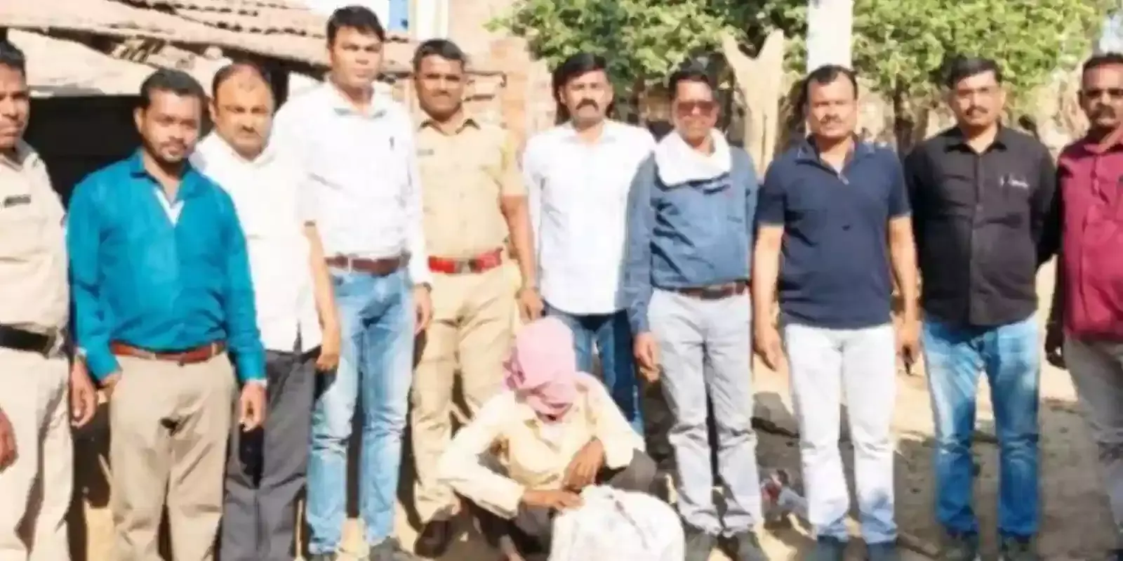 पुलिस की मेज पर रखा जब्त किया गया गांजा और खड़े पुलिसकर्मी अमरावती ग्रामीण।