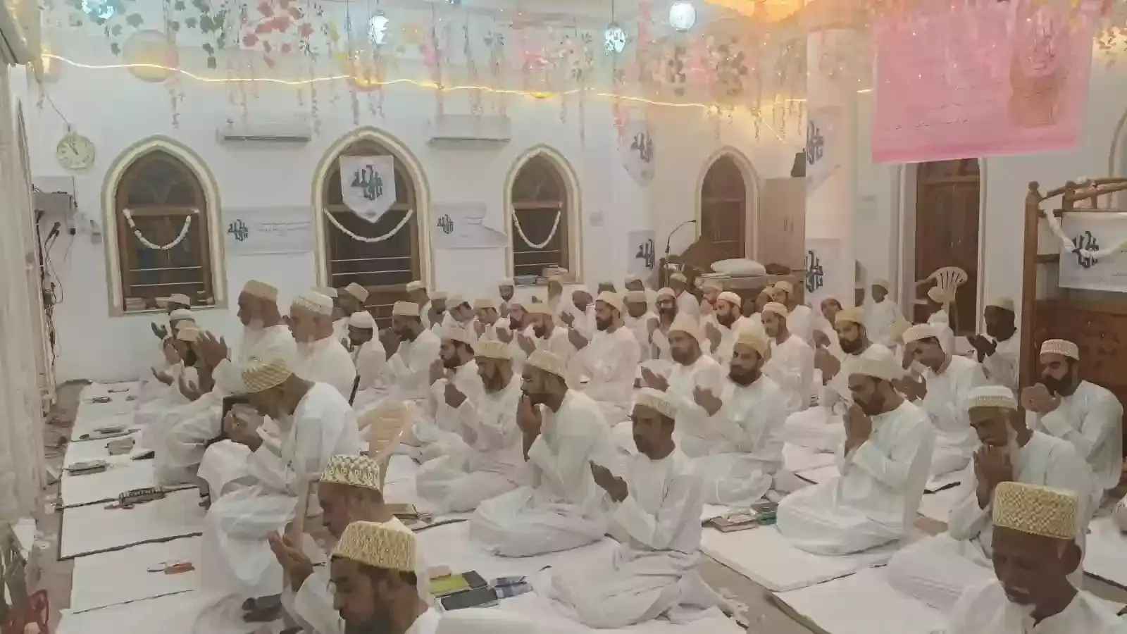 आमेट की बोहरवाडी मस्जिद में नमाज अदा कर इबादत करते बोहरा समुदाय के पुरुष और श्रद्धालु।