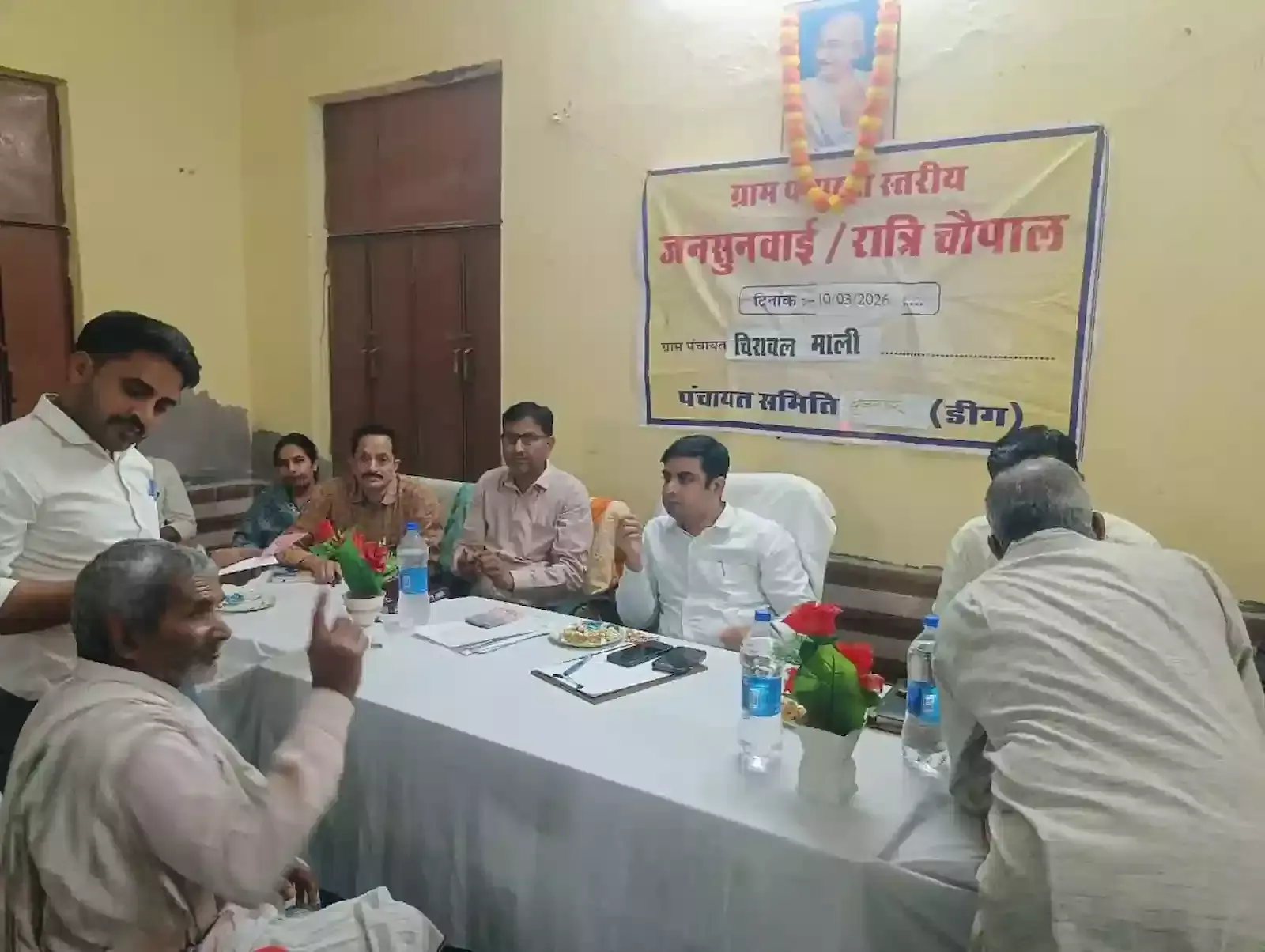 डीग के ग्राम चिरावल माली में आयोजित रात्रि चौपाल के दौरान ग्रामीणों की समस्याएं सुनते और अधिकारियों को निर्देश देते जिला कलक्टर उत्सव कौशल।