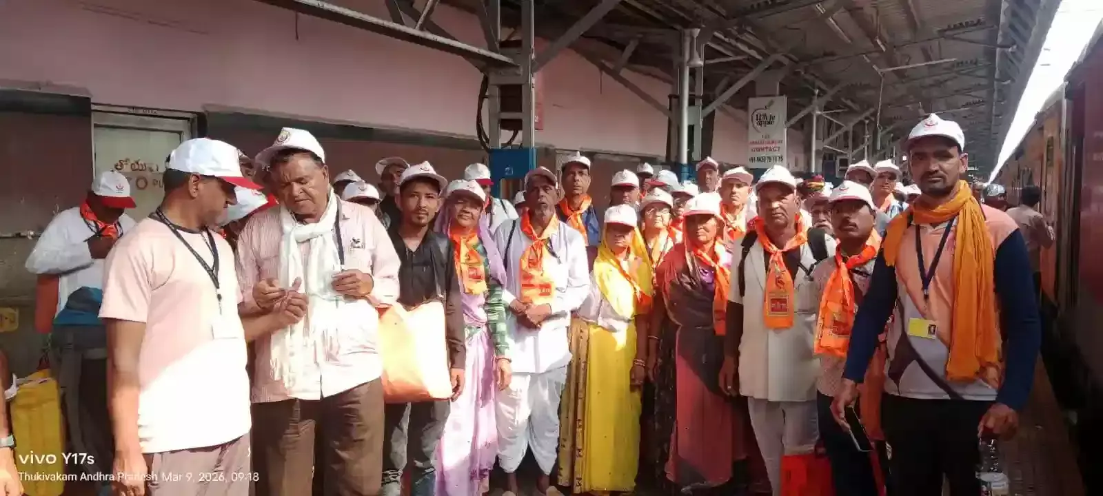 राजस्थान वरिष्ठ नागरिक तीर्थ यात्रा योजना के तहत बुजुर्ग यात्री तिरुपति मंदिर परिसर में दर्शन हेतु कतार में खड़े हैं। राजस्थान वरिष्ठ नागरिक तीर्थ यात्रा योजना के तहत बुजुर्ग यात्री तिरुपति मंदिर परिसर में दर्शन हेतु कतार में खड़े हैं।