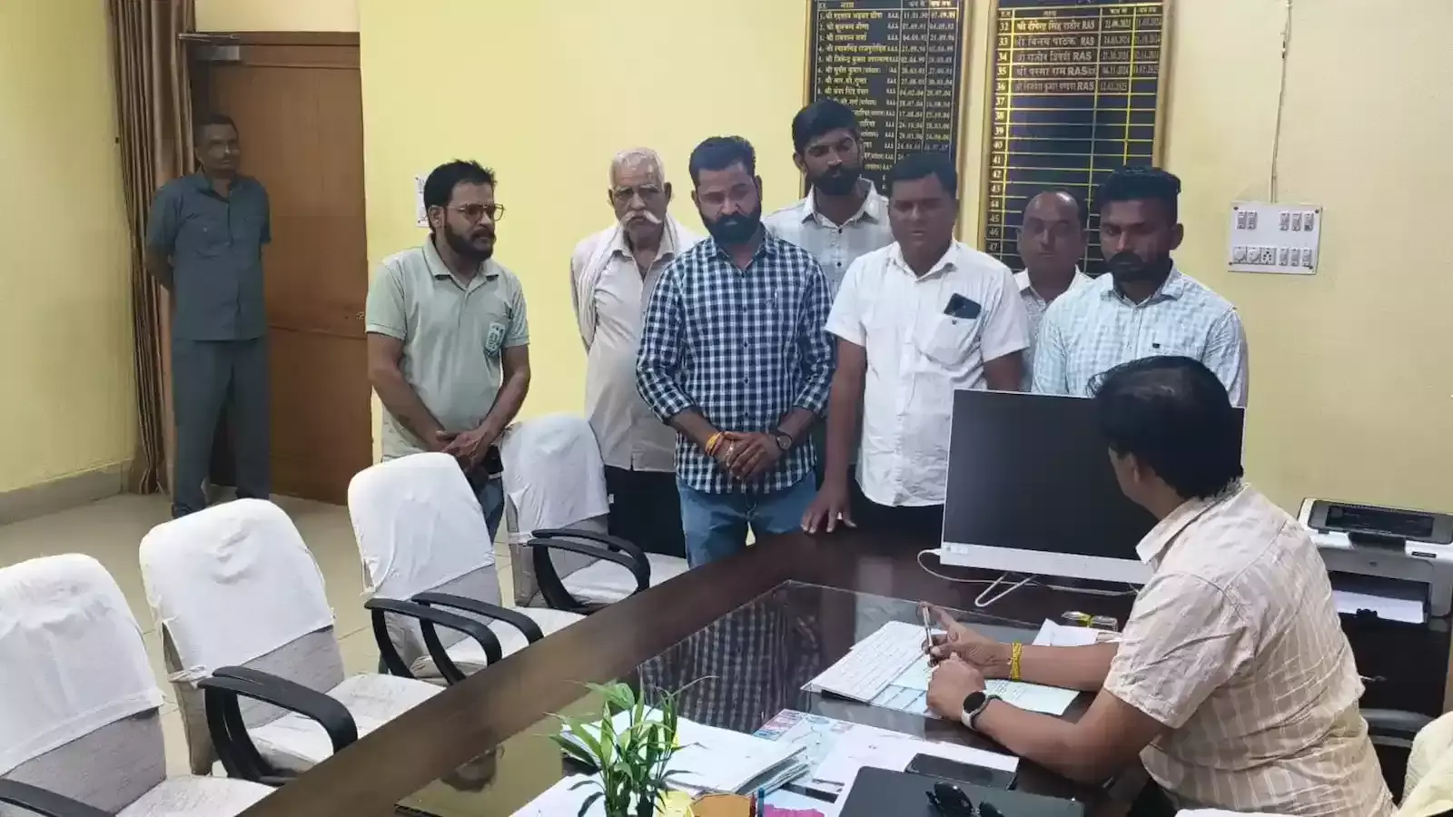 प्रतापगढ़ एडीएम कार्यालय में बिजली करंट से हुई मौत पर ज्ञापन देते डांगी समाज के लोग। प्रतापगढ़ एडीएम कार्यालय में बिजली करंट से हुई मौत पर ज्ञापन देते डांगी समाज के लोग।