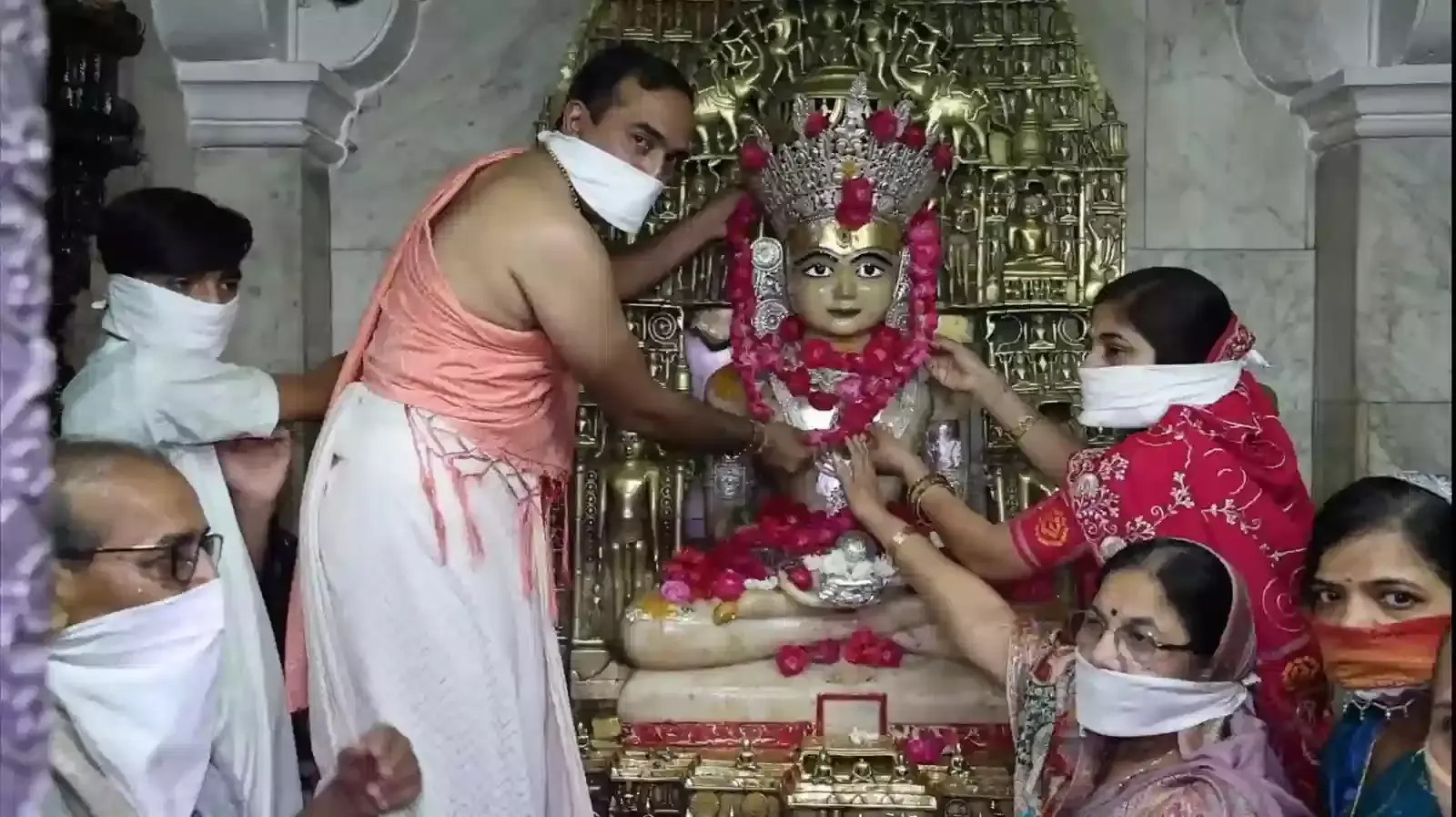 डूंगरपुर में गैप सागर की पाल पर प्रभात फेरी में धर्म ध्वजा लिए चलते जैन धर्मावलंबी श्रद्धालु। डूंगरपुर में गैप सागर की पाल पर प्रभात फेरी में धर्म ध्वजा लिए चलते जैन धर्मावलंबी श्रद्धालु।