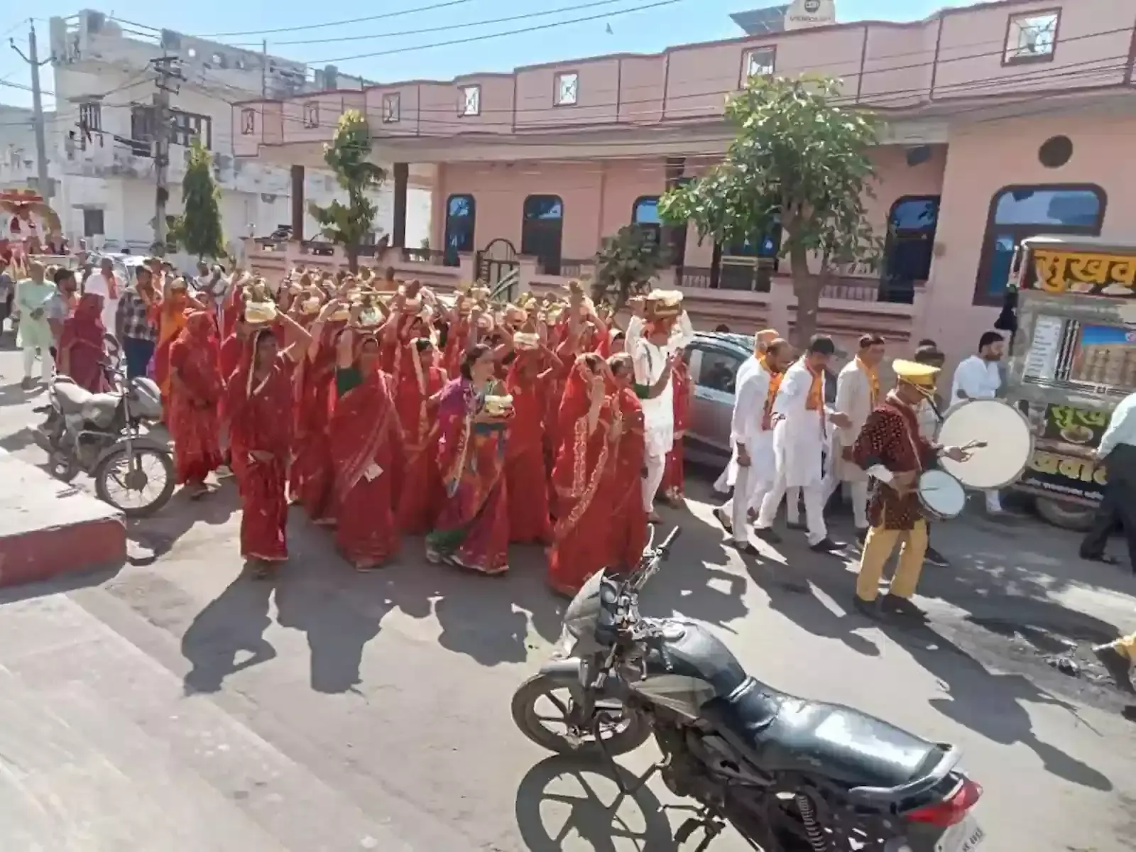 ऋष्य श्रृंग संस्थान भीलवाड़ा में भागवत कथा के शुभारंभ पर कलश यात्रा निकालते श्रद्धालु। ऋष्य श्रृंग संस्थान भीलवाड़ा में भागवत कथा के शुभारंभ पर कलश यात्रा निकालते श्रद्धालु।