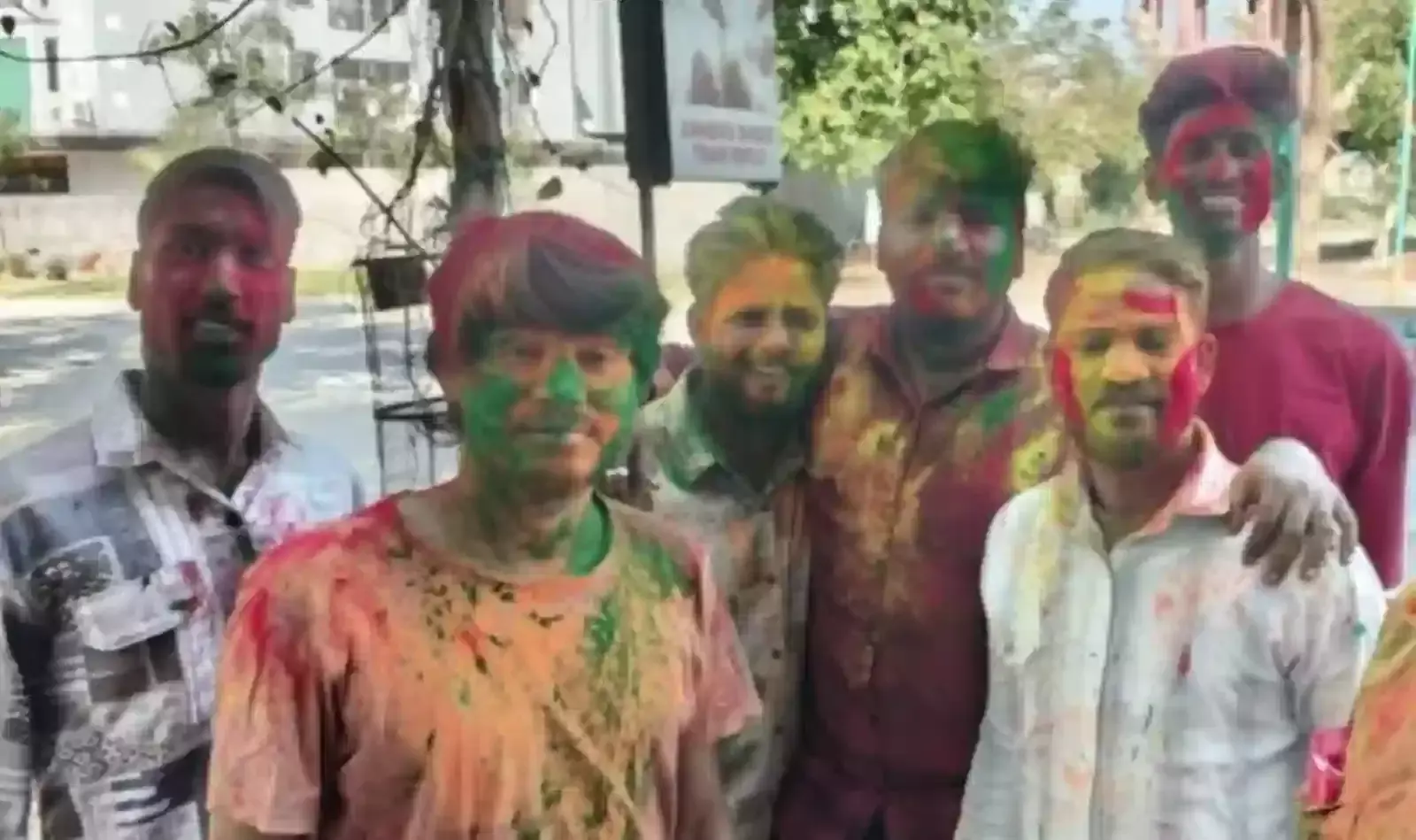 भीलवाड़ा की गलियों में शीतला अष्टमी पर गुलाल उड़ाते और रंग खेलते हुए युवाओं की टोली। भीलवाड़ा की गलियों में शीतला अष्टमी पर गुलाल उड़ाते और रंग खेलते हुए युवाओं की टोली।