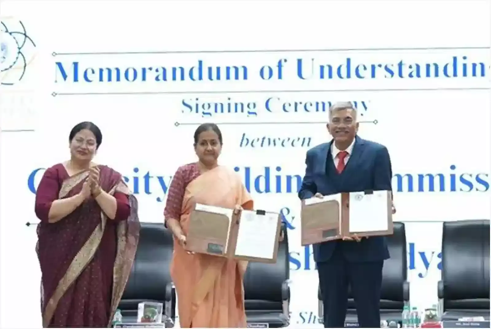 वडोदरा में गति शक्ति विश्वविद्यालय और क्षमता निर्माण आयोग के बीच समझौता ज्ञापन पर हस्ताक्षर का दृश्य। वडोदरा में गति शक्ति विश्वविद्यालय और क्षमता निर्माण आयोग के बीच समझौता ज्ञापन पर हस्ताक्षर का दृश्य।