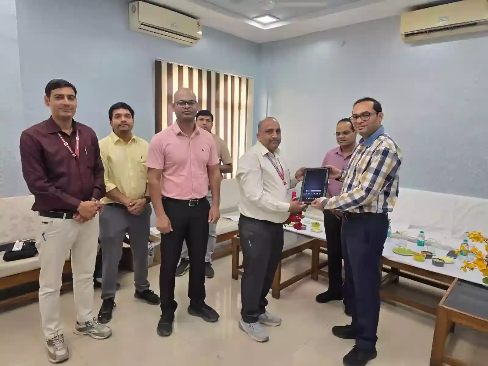जयपुर रेल मंडल में सिगनल विभाग के कर्मचारी डिजिटल टैबलेट पर तकनीकी डेटा और अनुरक्षण रिकॉर्ड दर्ज कर रहे हैं। जयपुर रेल मंडल में सिगनल विभाग के कर्मचारी डिजिटल टैबलेट पर तकनीकी डेटा और अनुरक्षण रिकॉर्ड दर्ज कर रहे हैं।