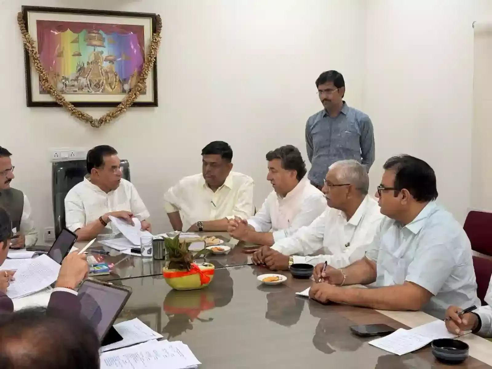 जयपुर में राजकीय आवास पर खेजड़ी संरक्षण अधिनियम की बैठक में चर्चा करते मंत्री और अधिकारी। जयपुर में राजकीय आवास पर खेजड़ी संरक्षण अधिनियम की बैठक में चर्चा करते मंत्री और अधिकारी।