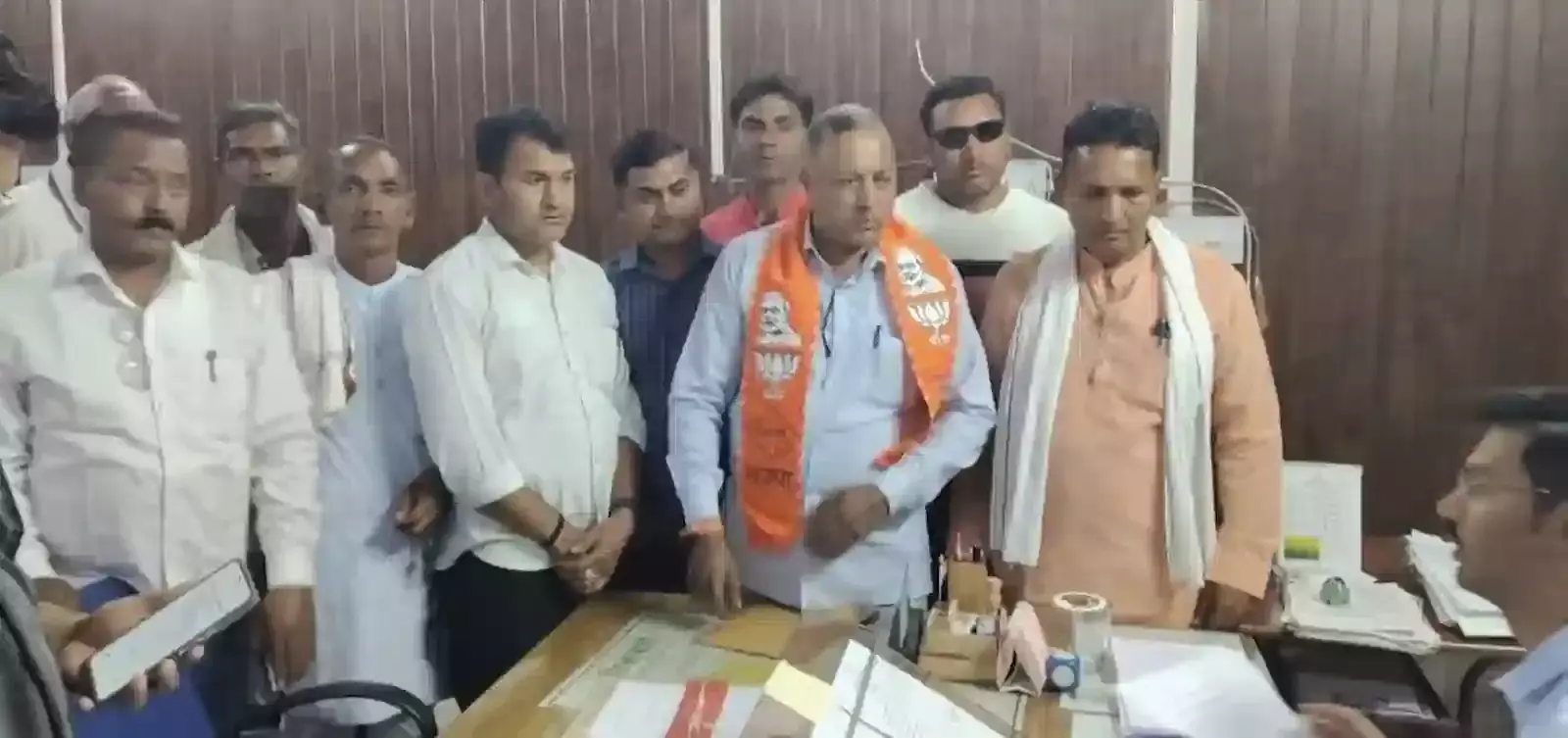 बारां में उप जिला कलेक्टर कार्यालय के बाहर राष्ट्रपति प्रोटोकॉल उल्लंघन का ज्ञापन देते भाजपा पदाधिकारी।