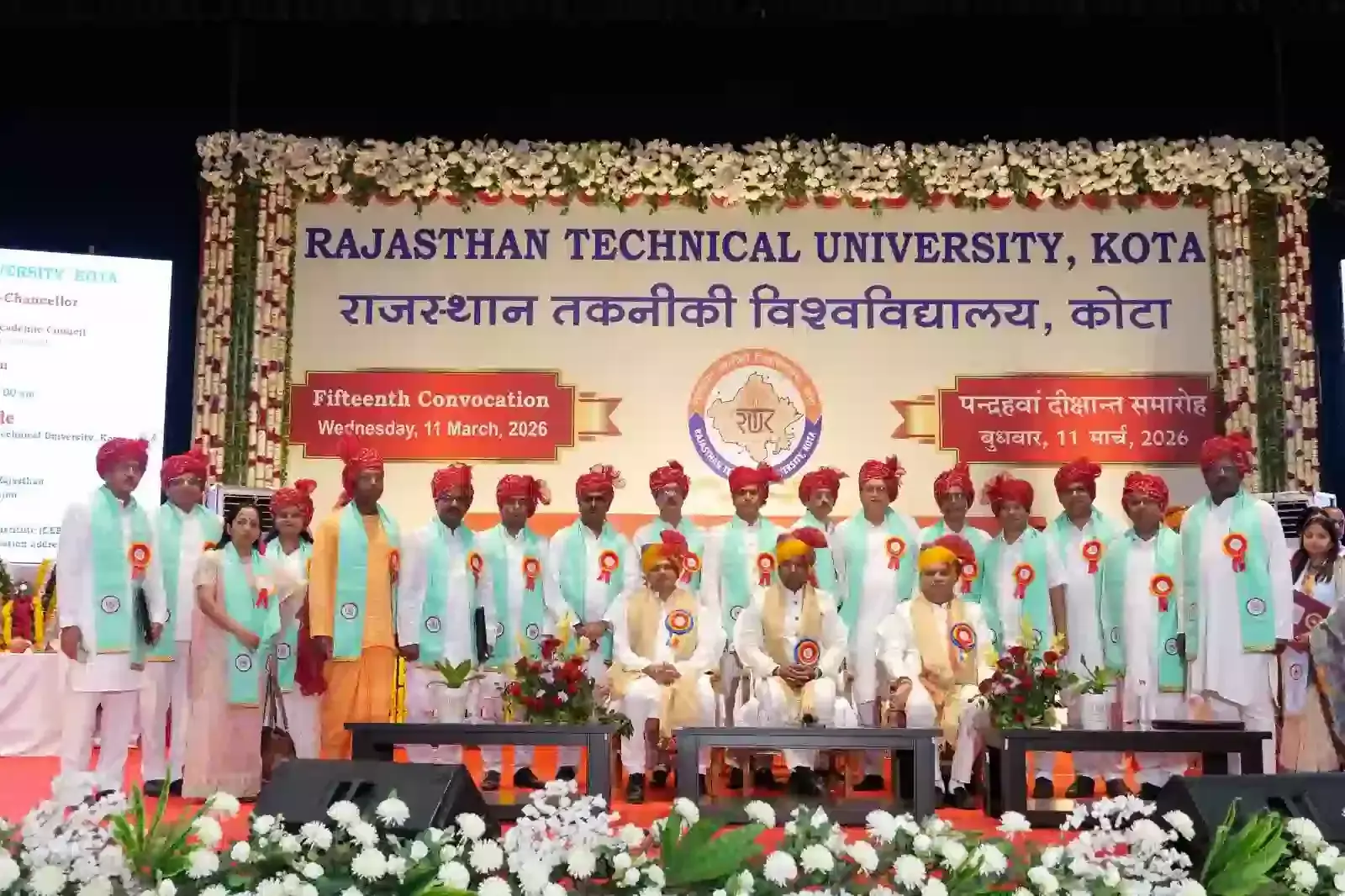 राजस्थान तकनीकी विश्वविद्यालय के दीक्षांत समारोह में अतिथि और विद्यार्थी डिग्री वितरण कार्यक्रम के दौरान उपस्थित। राजस्थान तकनीकी विश्वविद्यालय के दीक्षांत समारोह में अतिथि और विद्यार्थी डिग्री वितरण कार्यक्रम के दौरान उपस्थित।