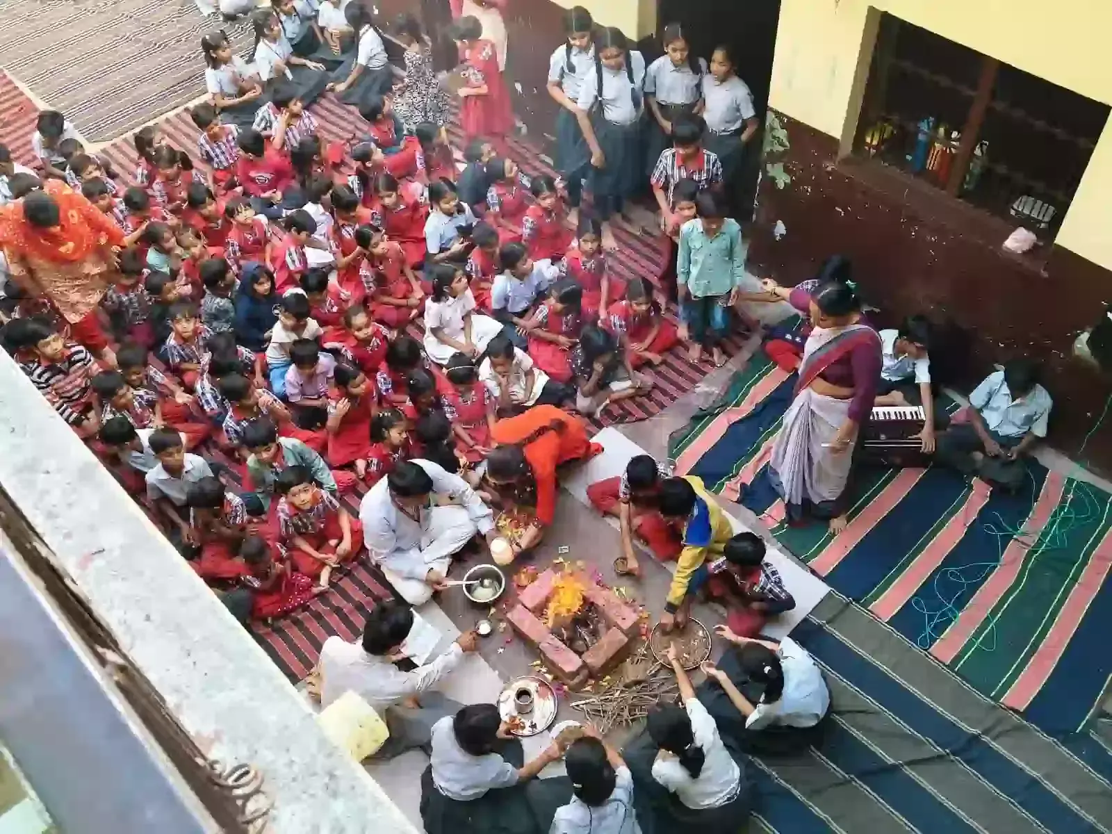 बारां के आदर्श विद्या मन्दिर में वार्षिक परीक्षा पूर्व यज्ञ करते हुए विद्यार्थी और शिक्षक।