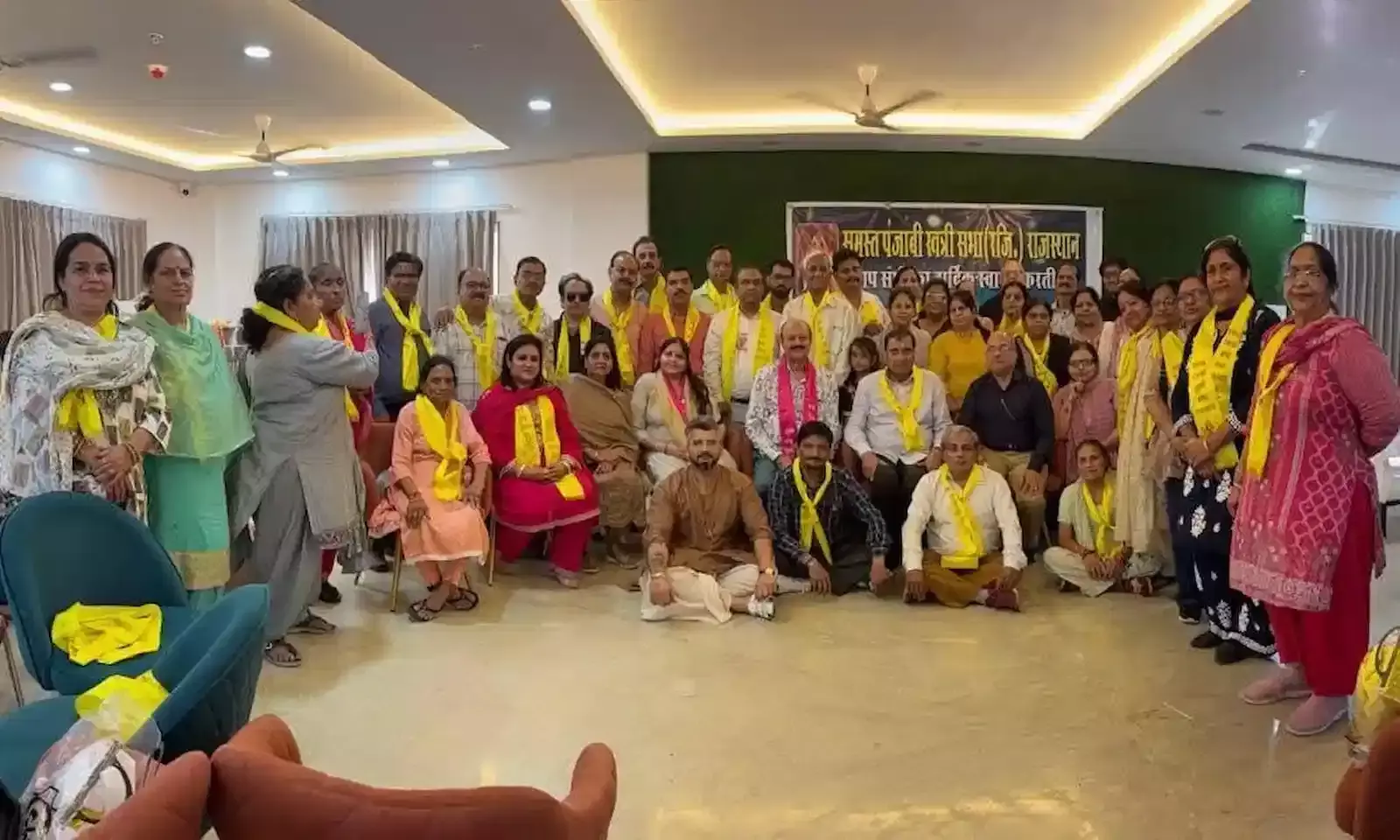 बारां में आयोजित कार्यक्रम में शपथ लेते समस्त पंजाबी खत्री सभा के नवनियुक्त पदाधिकारी और सदस्य।