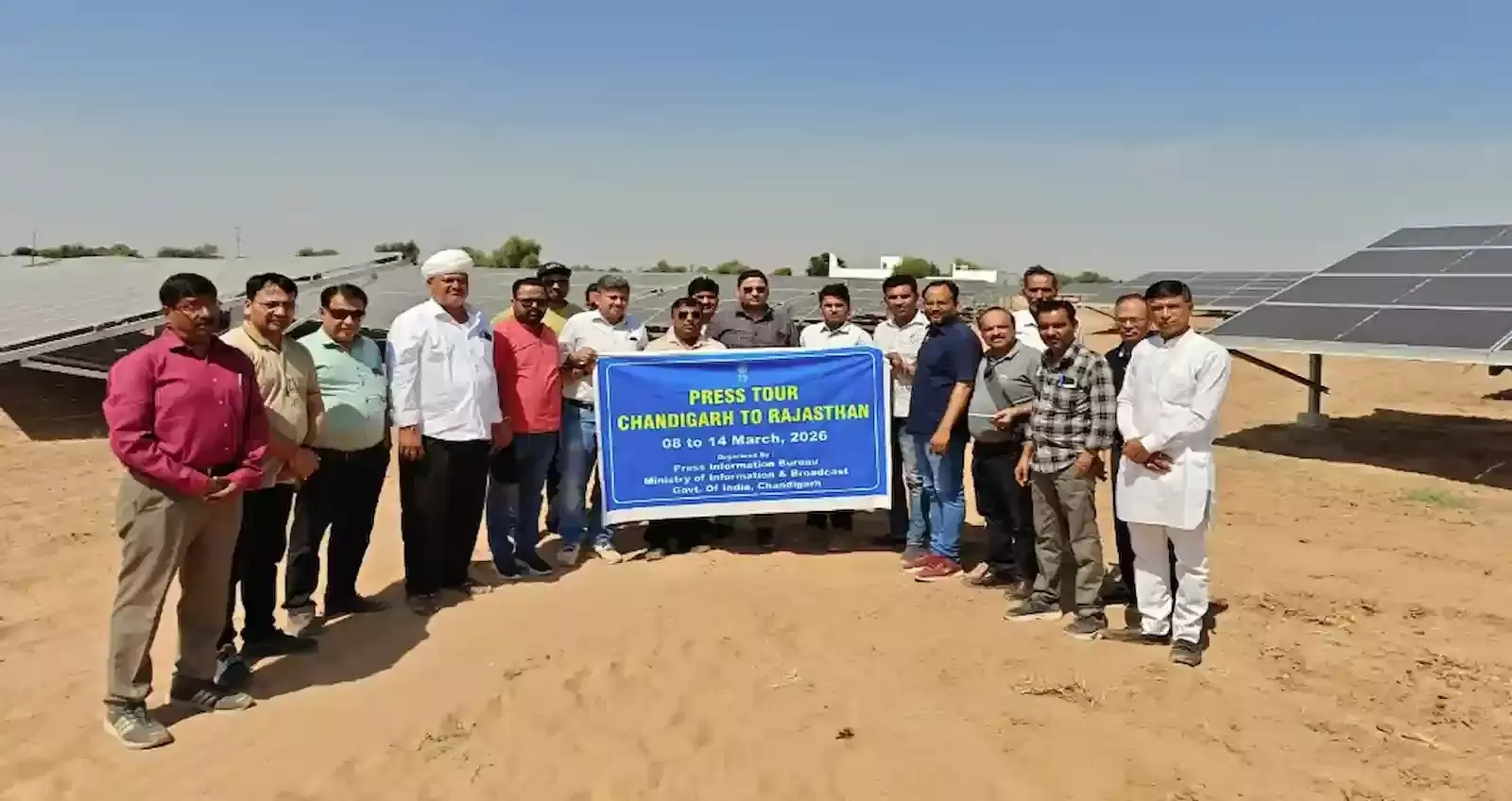 जोधपुर सौर ऊर्जा केंद्र में स्थापित तकनीकी उपकरणों का बारीकी से निरीक्षण करते पत्रकार प्रतिनिधिमंडल के सदस्य। जोधपुर सौर ऊर्जा केंद्र में स्थापित तकनीकी उपकरणों का बारीकी से निरीक्षण करते पत्रकार प्रतिनिधिमंडल के सदस्य।
