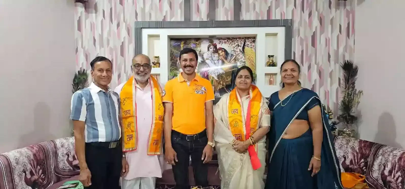 भीलवाड़ा में राजस्थान जन मंच अध्यक्ष कैलाश सोनी भाजपा प्रदेश उपाध्यक्ष अल्का मूंदड़ा को राम दरबार की मूर्ति भेंट कर रहे हैं। भीलवाड़ा में राजस्थान जन मंच अध्यक्ष कैलाश सोनी भाजपा प्रदेश उपाध्यक्ष अल्का मूंदड़ा को राम दरबार की मूर्ति भेंट कर रहे हैं।