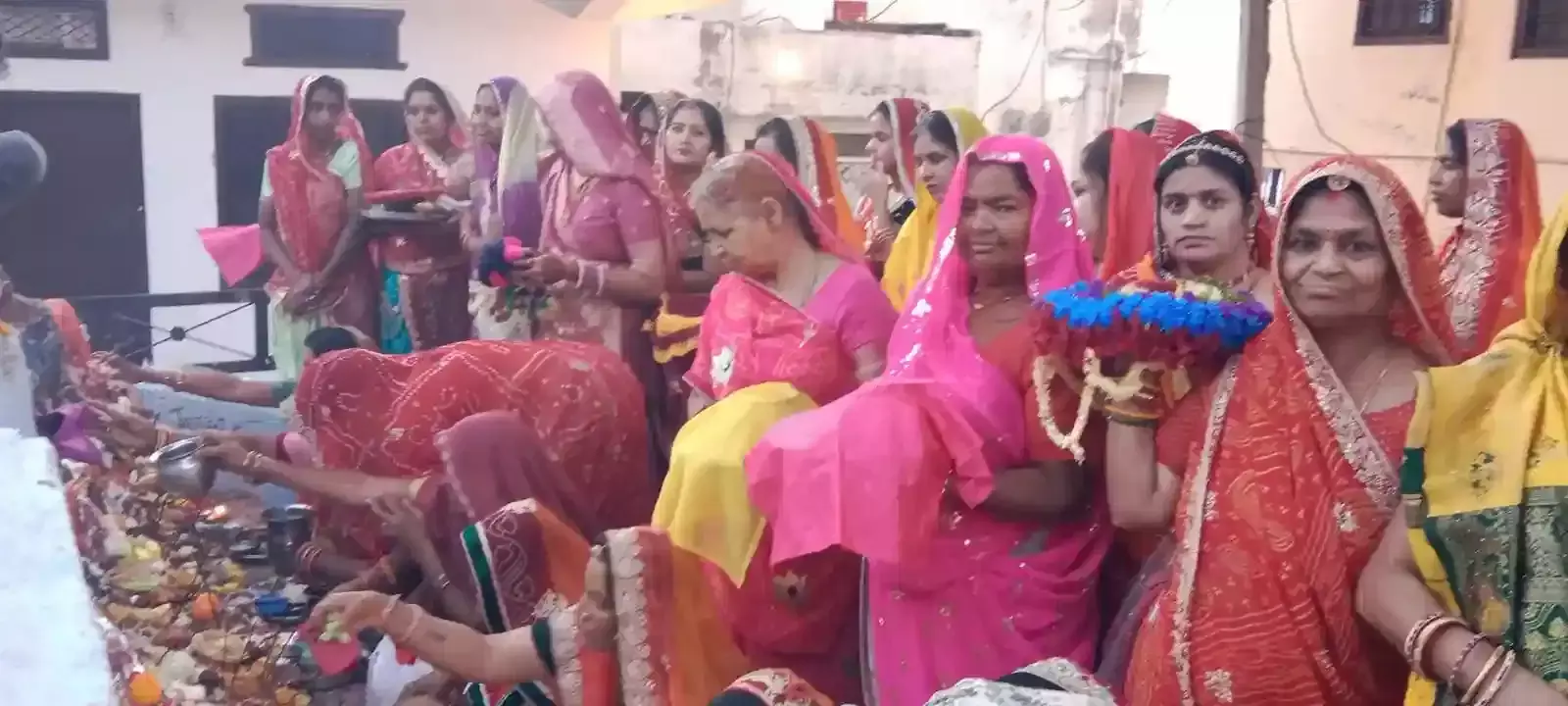 आकोला के शीतला माता मंदिर में पूजा की थाली लिए समूह में खड़ी महिलाएं शीतला अष्टमी मना रही हैं। आकोला के शीतला माता मंदिर में पूजा की थाली लिए समूह में खड़ी महिलाएं शीतला अष्टमी मना रही हैं।