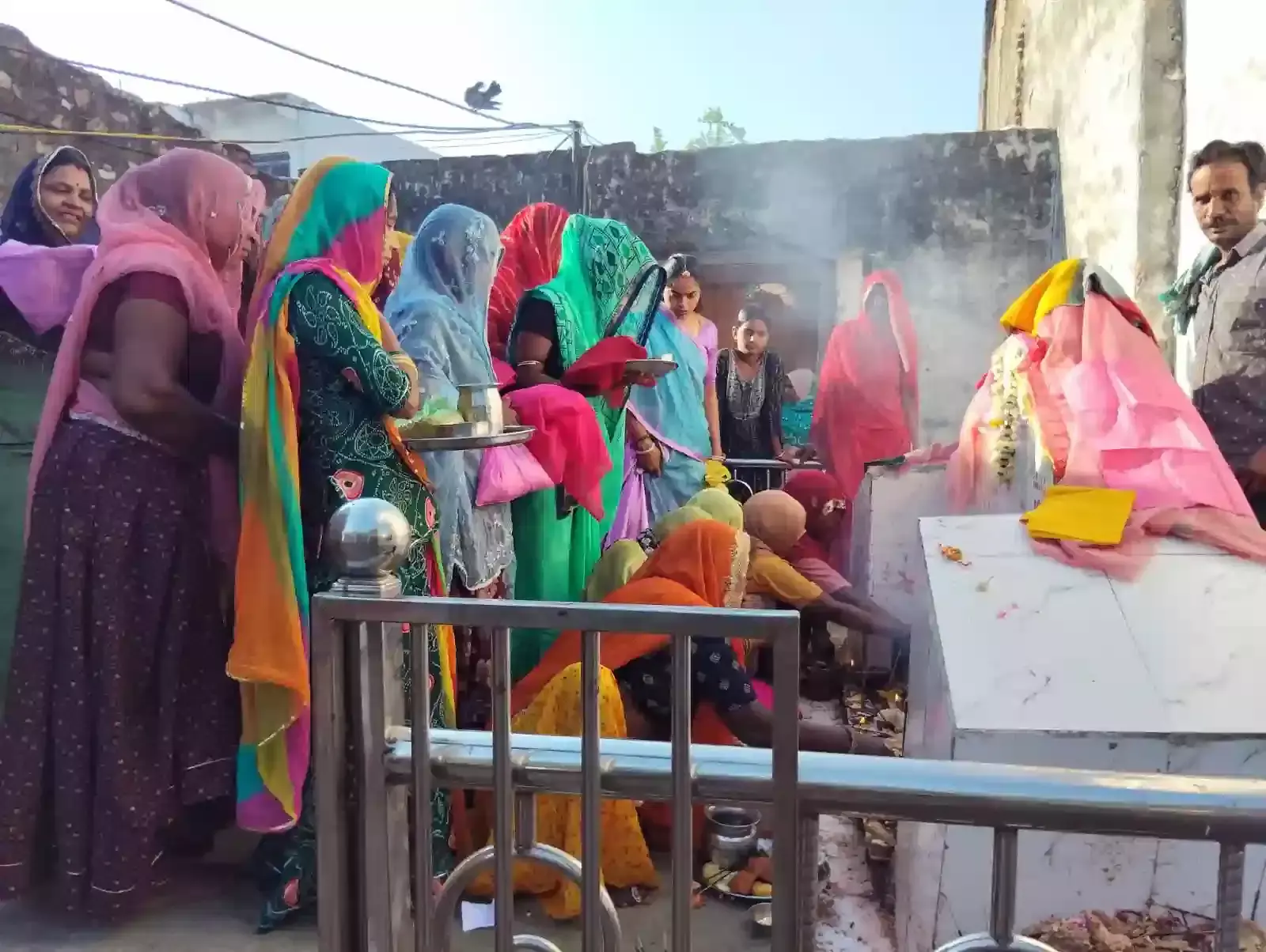 कांकरवा के शीतला माता मंदिर में पारंपरिक वेशभूषा में पूजा करती महिलाएं और पूजन सामग्री की थाली। कांकरवा के शीतला माता मंदिर में पारंपरिक वेशभूषा में पूजा करती महिलाएं और पूजन सामग्री की थाली।