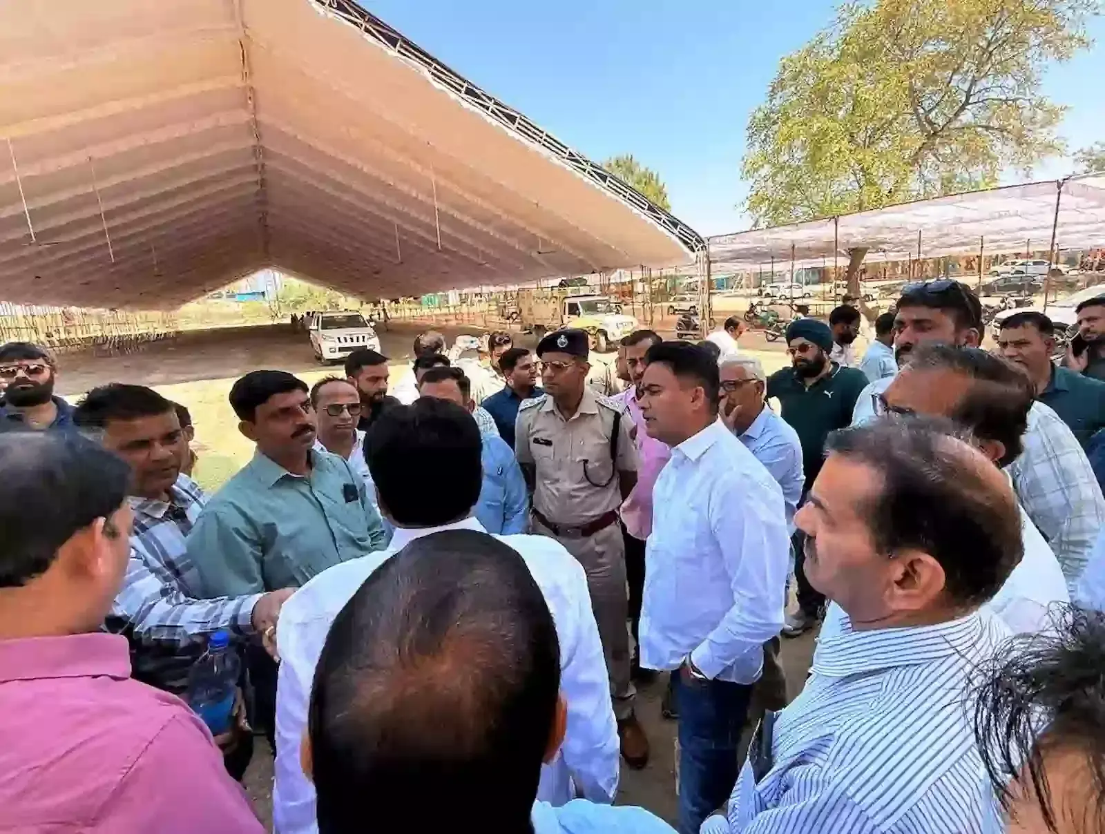 चित्तौड़गढ़ विधायक चंद्रभान सिंह आक्या जौहर श्रद्धांजलि समारोह की तैयारियों का जायजा लेते हुए। चित्तौड़गढ़ विधायक चंद्रभान सिंह आक्या जौहर श्रद्धांजलि समारोह की तैयारियों का जायजा लेते हुए।