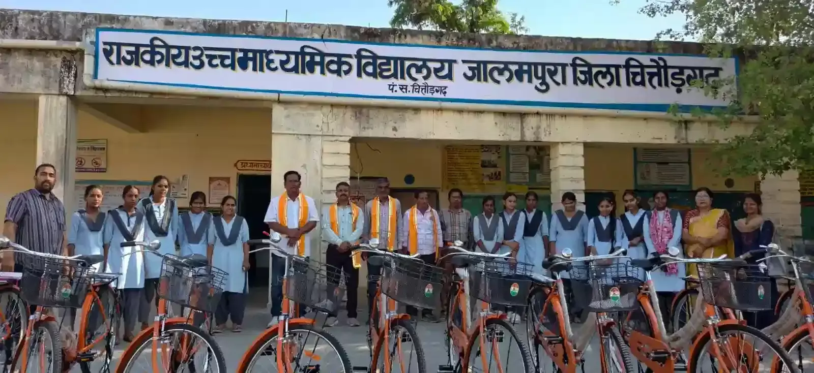 जालमपुरा के राजकीय विद्यालय में साइकिल वितरण समारोह के दौरान साइकिल के साथ खड़ी छात्राएं। जालमपुरा के राजकीय विद्यालय में साइकिल वितरण समारोह के दौरान साइकिल के साथ खड़ी छात्राएं।