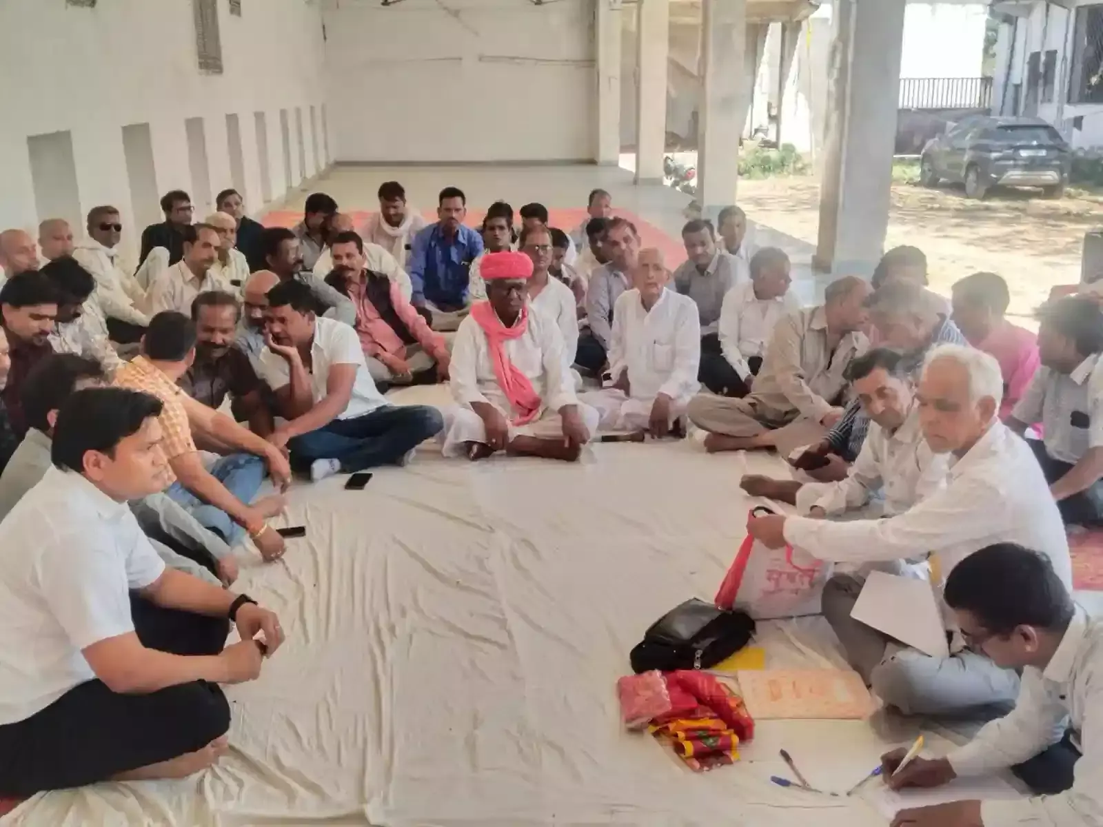 चित्तौड़गढ़ के रानीखेड़ा चैना माता मंदिर परिसर में लखेरा समाज के लोग बैठक करते हुए। चित्तौड़गढ़ के रानीखेड़ा चैना माता मंदिर परिसर में लखेरा समाज के लोग बैठक करते हुए।