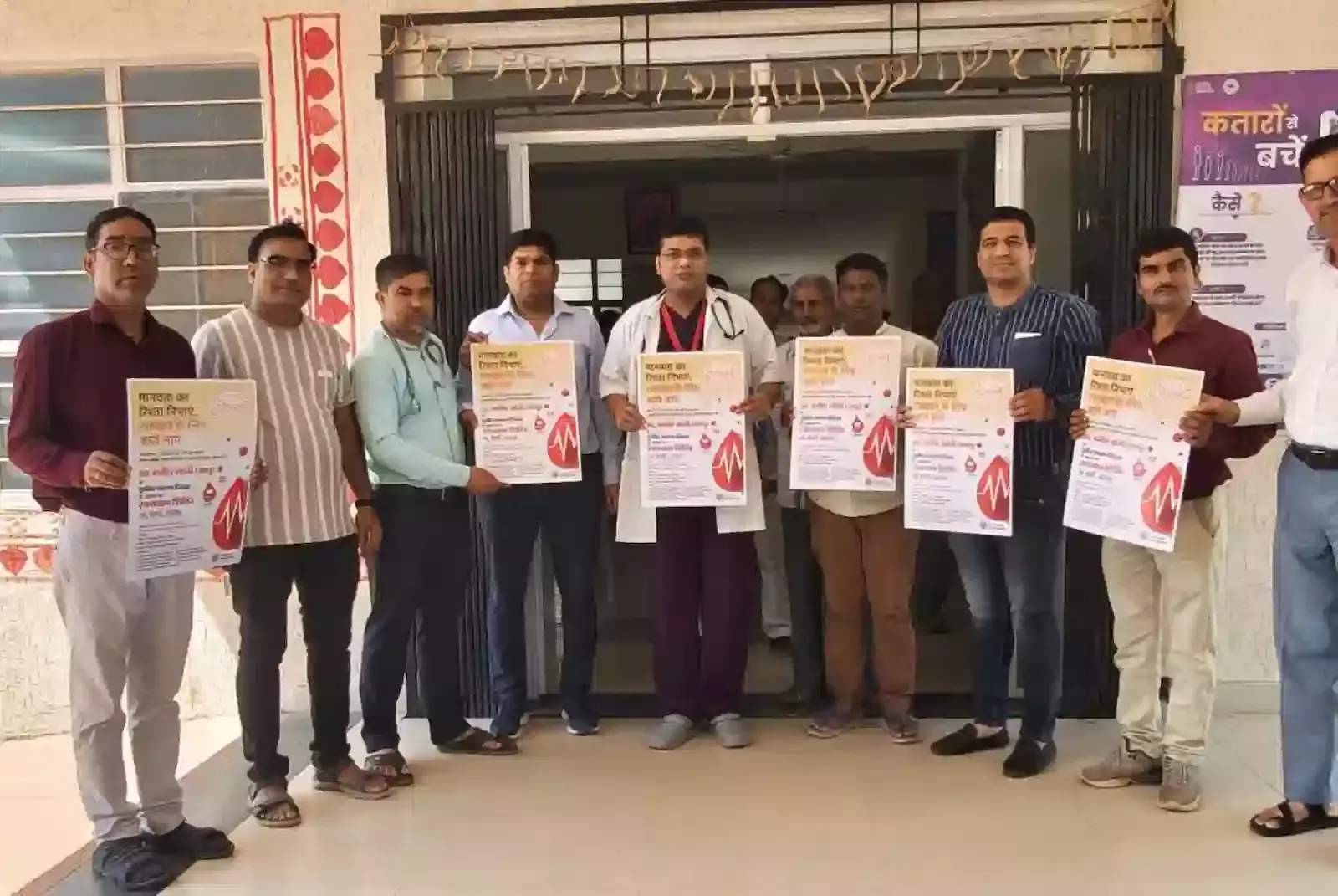 छोटीसादडी चिकित्सालय और पुलिस टीम द्वारा मनीष सोनी स्मृति रक्तदान शिविर के पोस्टर का विमोचन किया जा रहा है। छोटीसादडी चिकित्सालय और पुलिस टीम द्वारा मनीष सोनी स्मृति रक्तदान शिविर के पोस्टर का विमोचन किया जा रहा है।