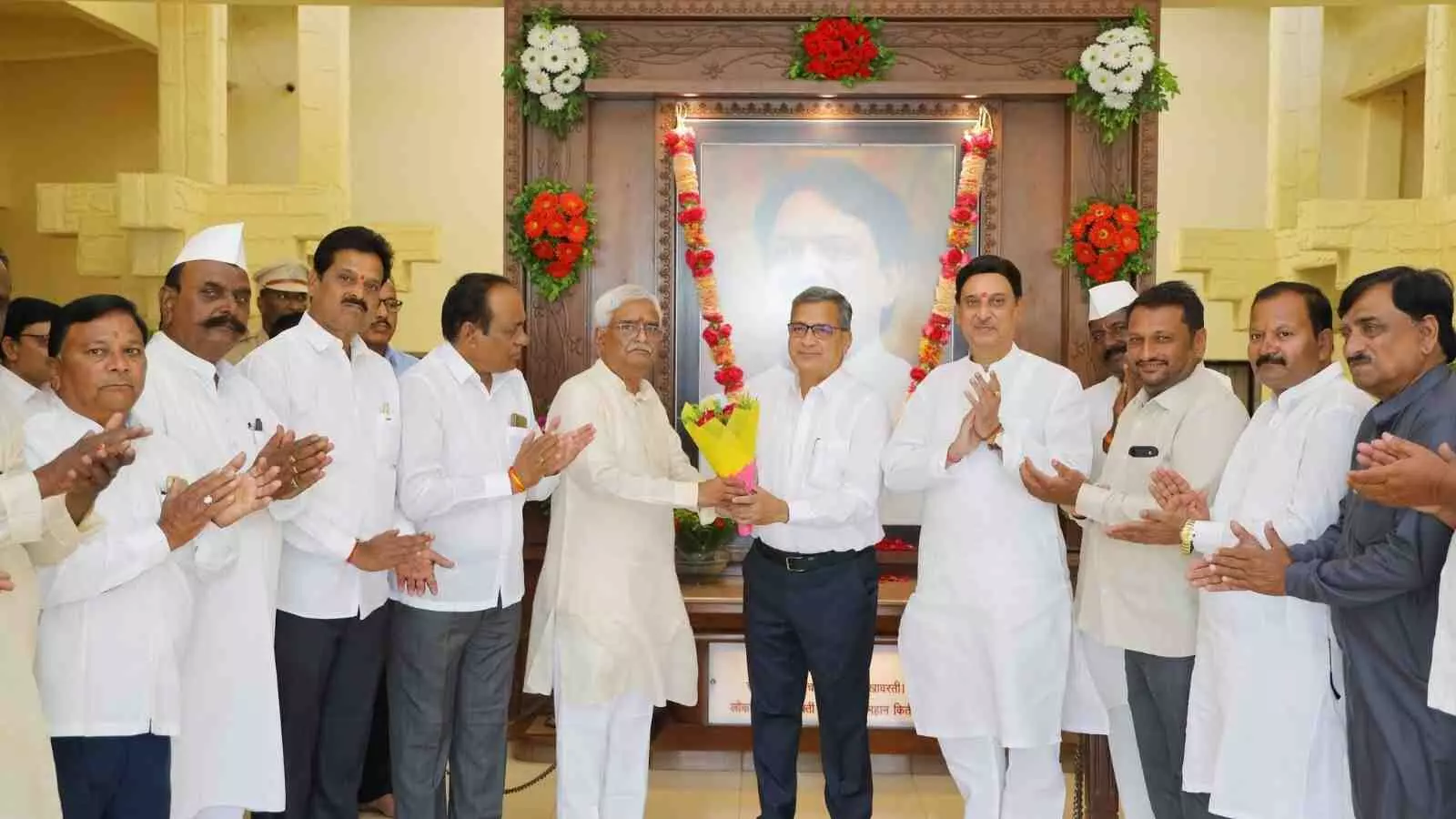 लातूर की मांजरा चीनी मिल में पेराई सत्र समापन के अवसर पर उपस्थित पदाधिकारी और गणमान्य व्यक्ति।