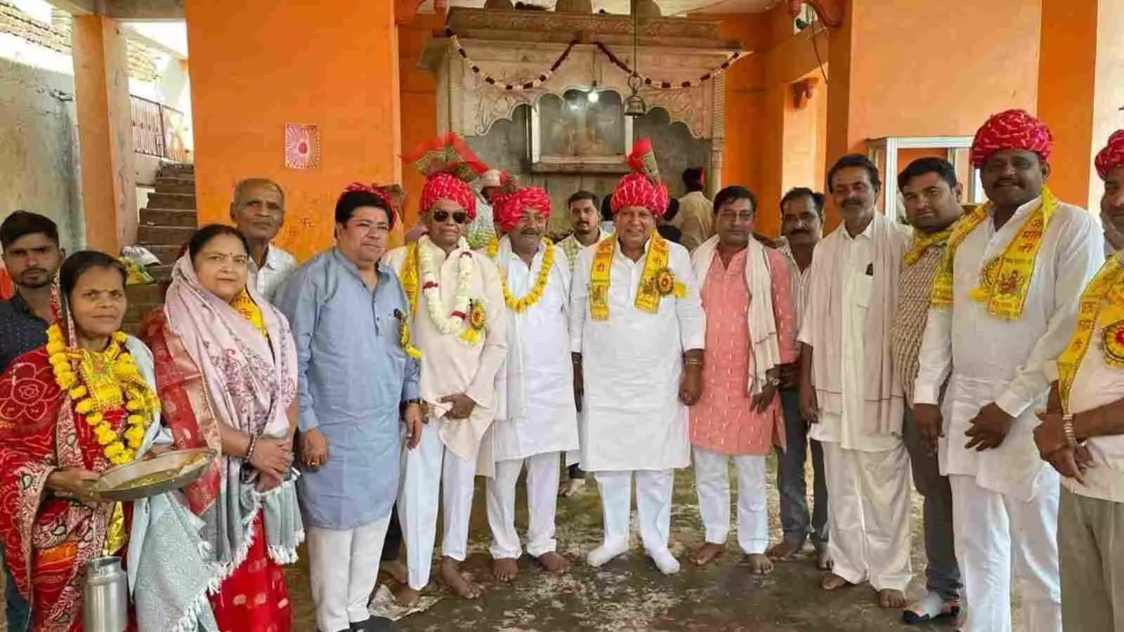 गंगापुर सिटी के शीतला माता मंदिर में मेले के दौरान पूजा अर्चना करते श्रद्धालु और उपस्थित जनसमूह। गंगापुर सिटी के शीतला माता मंदिर में मेले के दौरान पूजा अर्चना करते श्रद्धालु और उपस्थित जनसमूह।