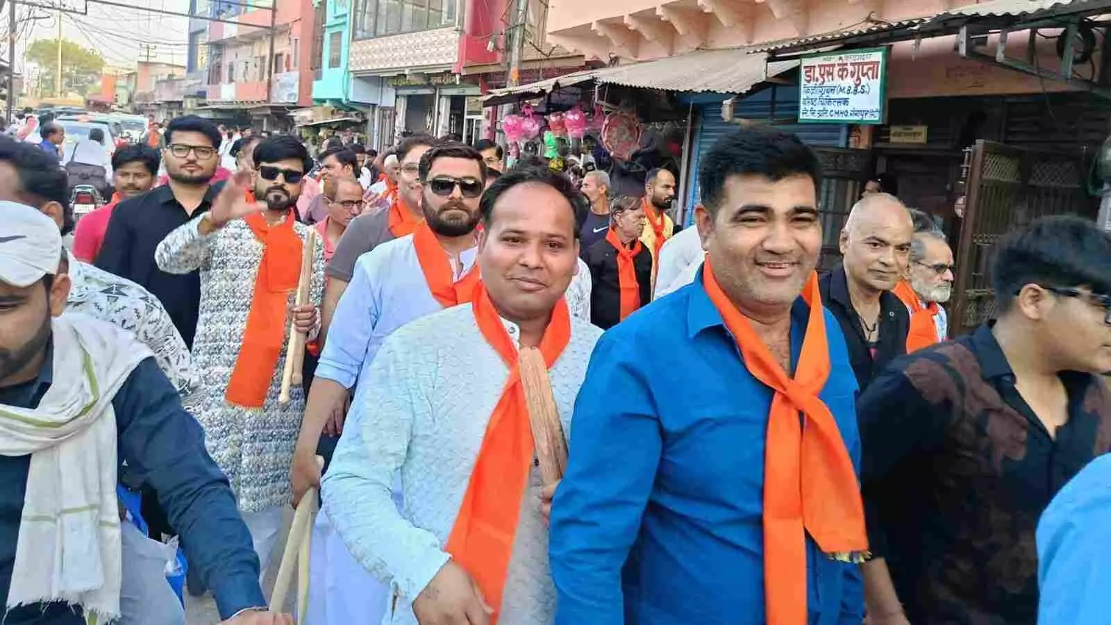 गंगापुर सिटी की सड़कों पर संत कांजीराम साहिब के वरसी उत्सव के दौरान भव्य जुलूस निकालते सिंधी समाज के श्रद्धालु। गंगापुर सिटी की सड़कों पर संत कांजीराम साहिब के वरसी उत्सव के दौरान भव्य जुलूस निकालते सिंधी समाज के श्रद्धालु।