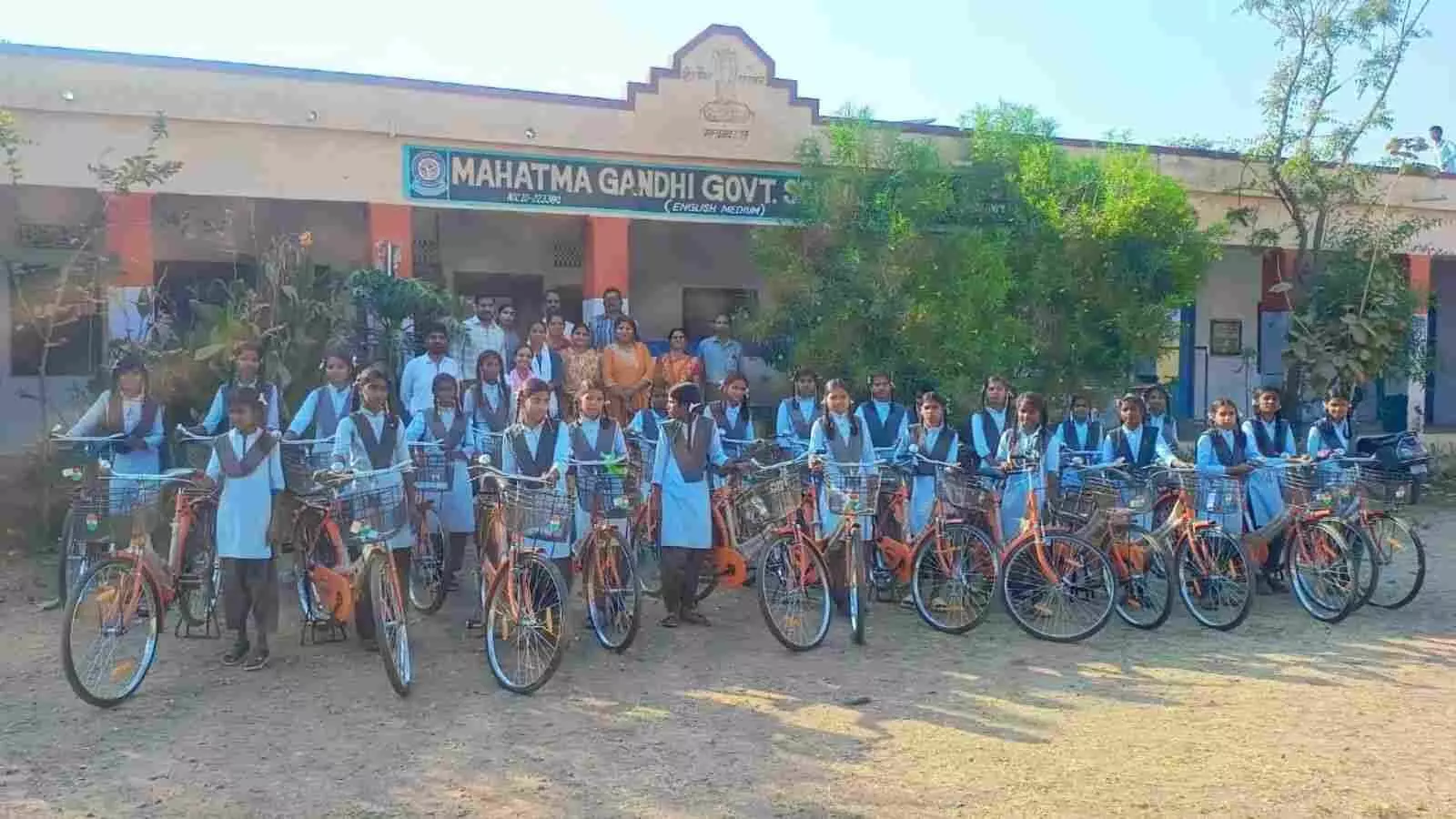महात्मा गांधी राजकीय विद्यालय मगवास में साइकिल वितरण कार्यक्रम के दौरान साइकिलों के साथ खड़ी छात्राएं और विद्यालय स्टाफ। महात्मा गांधी राजकीय विद्यालय मगवास में साइकिल वितरण कार्यक्रम के दौरान साइकिलों के साथ खड़ी छात्राएं और विद्यालय स्टाफ।