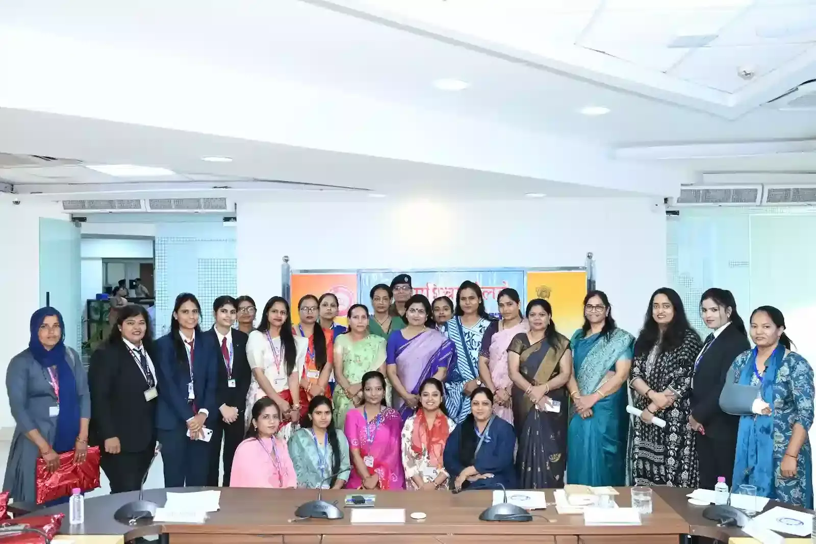 उत्तर पश्चिम रेलवे मुख्यालय में महिला रेलकर्मी को स्मृतिचिन्ह प्रदान करती महिला कल्याण संगठन की अध्यक्षा। उत्तर पश्चिम रेलवे मुख्यालय में महिला रेलकर्मी को स्मृतिचिन्ह प्रदान करती महिला कल्याण संगठन की अध्यक्षा।