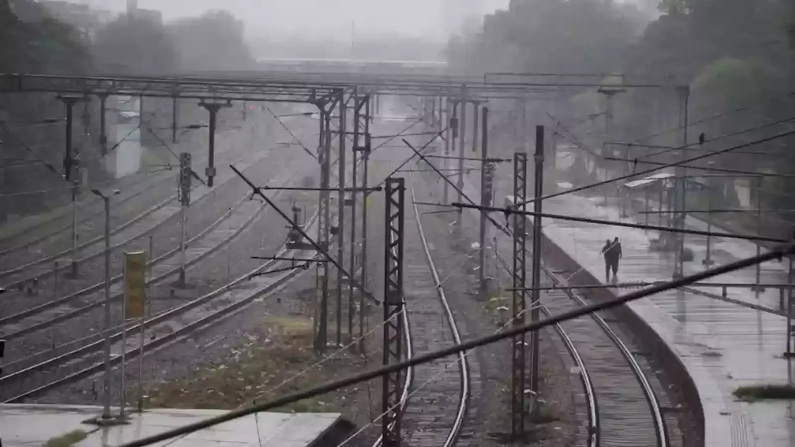भारतीय रेलवे नेटवर्क पर बिछी नई आधुनिक पटरियां और कंक्रीट स्लीपर पटरी नवीनीकरण कार्य के संदर्भ में। भारतीय रेलवे नेटवर्क पर बिछी नई आधुनिक पटरियां और कंक्रीट स्लीपर पटरी नवीनीकरण कार्य के संदर्भ में।