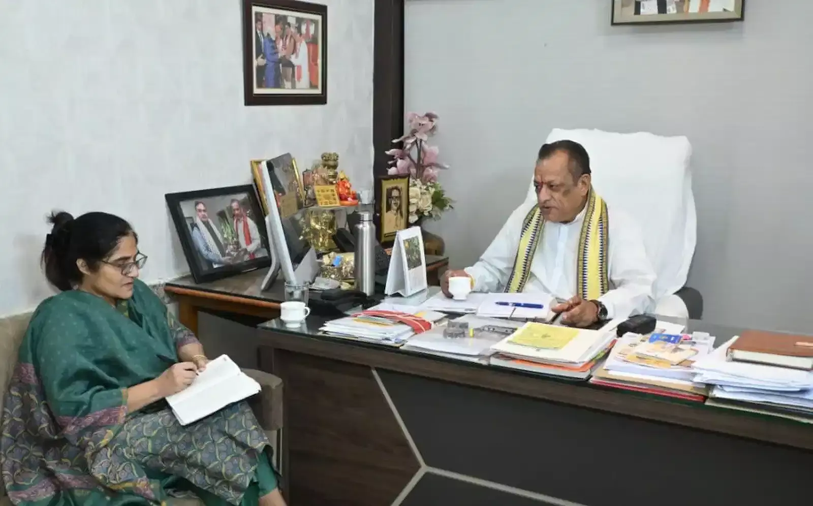 जयपुर में देवस्थान मंत्री जोराराम कुमावत और अधिकारी बैठक के दौरान मंदिरों में स्थापना दिवस कार्यक्रमों की योजना बना रहे हैं। जयपुर में देवस्थान मंत्री जोराराम कुमावत और अधिकारी बैठक के दौरान मंदिरों में स्थापना दिवस कार्यक्रमों की योजना बना रहे हैं।