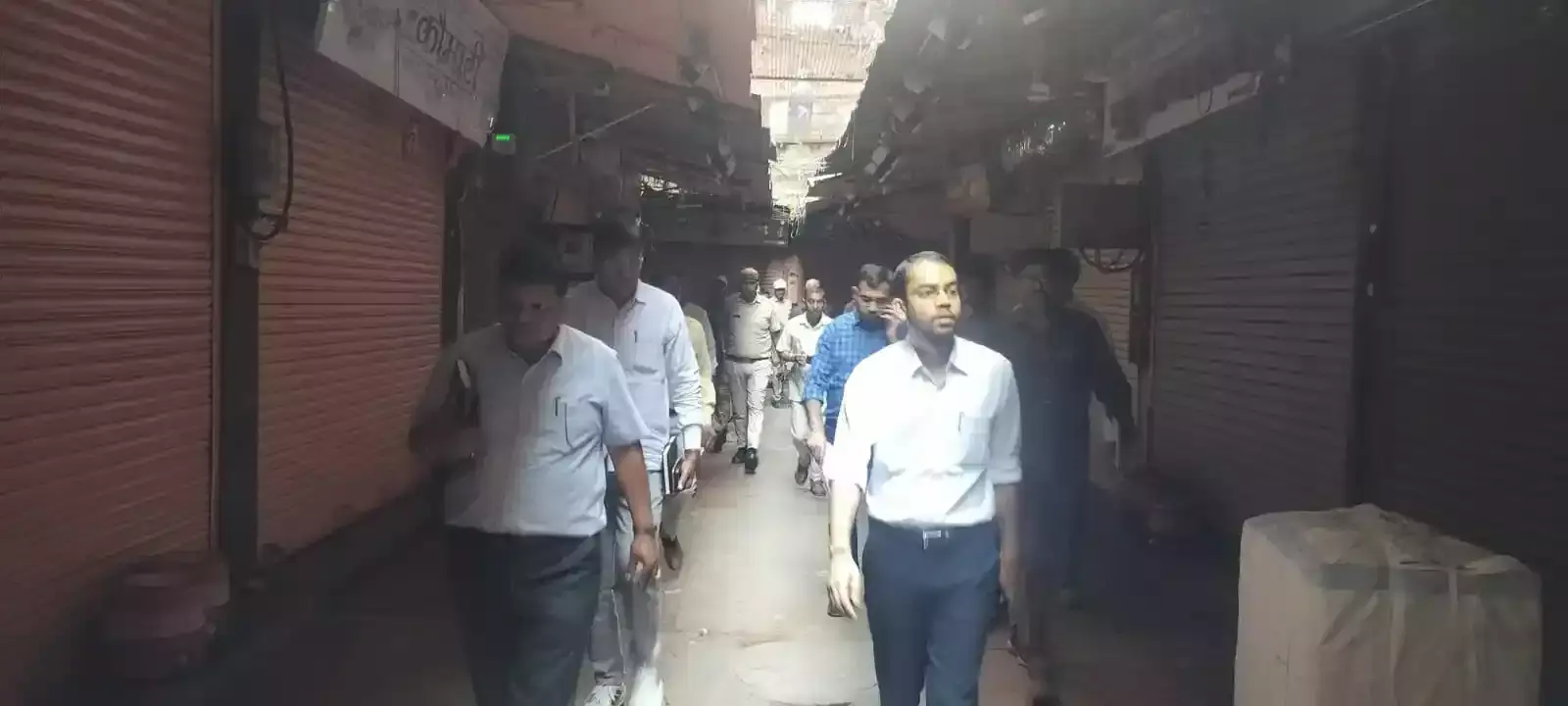 नगर निगम आयुक्त डॉ. गौरव सैनी जयपुर के परकोटा क्षेत्र में सफाई और सुरक्षा व्यवस्था का निरीक्षण करते हुए नगर निगम आयुक्त डॉ. गौरव सैनी जयपुर के परकोटा क्षेत्र में सफाई और सुरक्षा व्यवस्था का निरीक्षण करते हुए