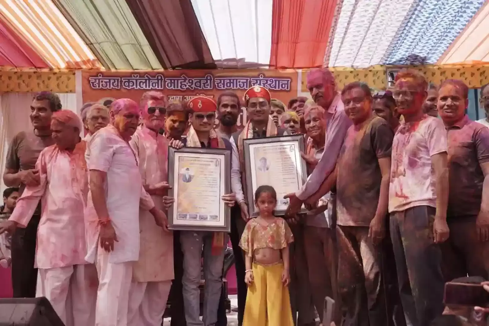 भीलवाड़ा में आयोजित कार्यक्रम के दौरान मंच पर यूपीएससी चयनित युवाओं का सम्मान करते माहेश्वरी समाज के पदाधिकारी। भीलवाड़ा में आयोजित कार्यक्रम के दौरान मंच पर यूपीएससी चयनित युवाओं का सम्मान करते माहेश्वरी समाज के पदाधिकारी।