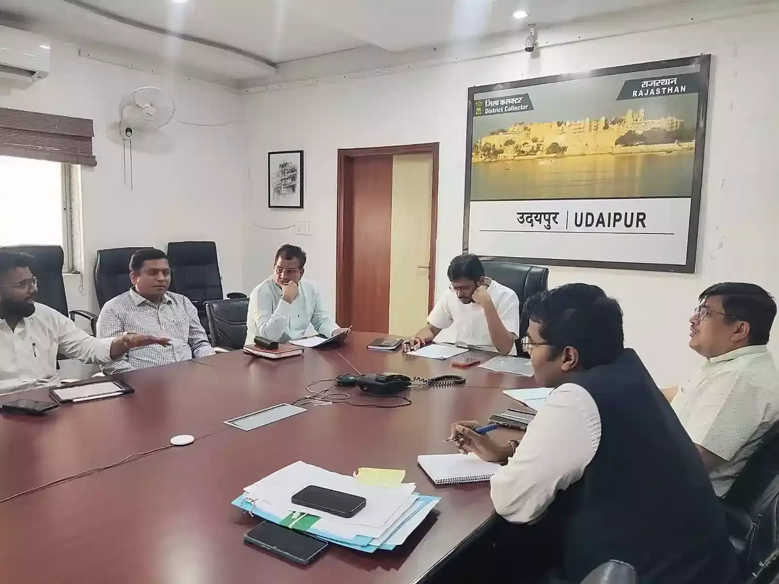 उदयपुर कलेक्ट्रेट में जिला कलक्टर नमित मेहता अधिकारियों के साथ घरेलू गैस आपूर्ति और स्टॉक की समीक्षा बैठक कर रहे हैं। उदयपुर कलेक्ट्रेट में जिला कलक्टर नमित मेहता अधिकारियों के साथ घरेलू गैस आपूर्ति और स्टॉक की समीक्षा बैठक कर रहे हैं।