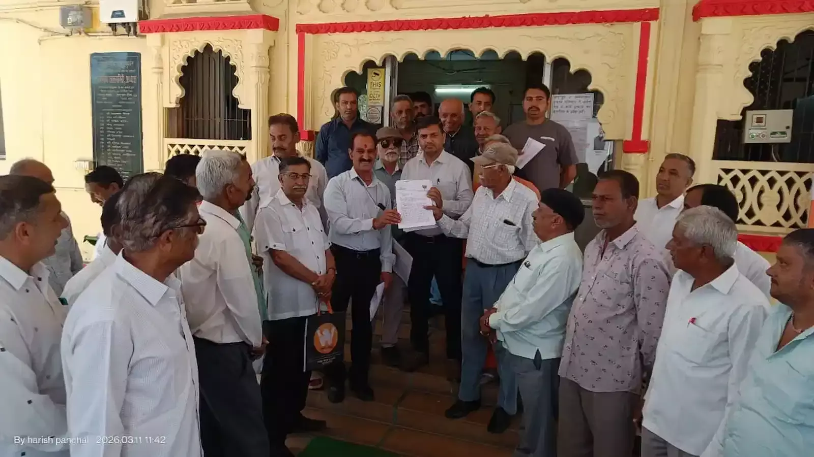 माउंट आबू में निर्माण कार्यों पर रोक के खिलाफ ज्ञापन देते विभिन्न संगठनों के लोग। माउंट आबू में निर्माण कार्यों पर रोक के खिलाफ ज्ञापन देते विभिन्न संगठनों के लोग।