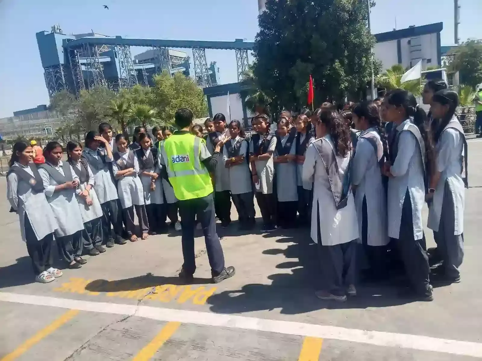 कवाई स्थित अदानी थर्मल पावर प्लांट में बिजली उत्पादन प्रक्रिया समझती मदनलाल भवानी शंकर गुप्त विद्यालय की छात्राएं।