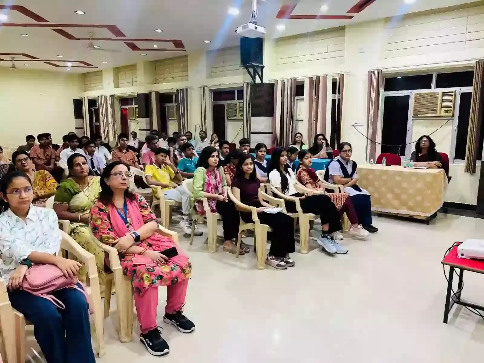 कोटा के ऑडिटोरियम में राजस्थान तकनीकी विश्वविद्यालय के 15वें दीक्षांत समारोह के दौरान अतिथि विद्यार्थियों को उपाधि वितरित करते हुए। कोटा के ऑडिटोरियम में राजस्थान तकनीकी विश्वविद्यालय के 15वें दीक्षांत समारोह के दौरान अतिथि विद्यार्थियों को उपाधि वितरित करते हुए।