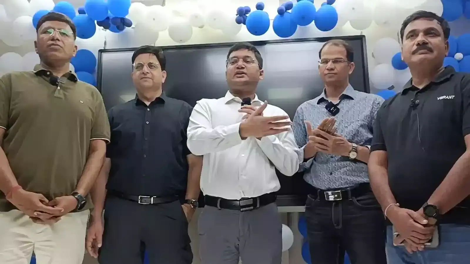 कोटा की वाइब्रेंट एकेडमी के शिक्षक और निशांत जिंदल आईआईटी जेईई ऑनलाइन बैच की घोषणा करते हुए। कोटा की वाइब्रेंट एकेडमी के शिक्षक और निशांत जिंदल आईआईटी जेईई ऑनलाइन बैच की घोषणा करते हुए।