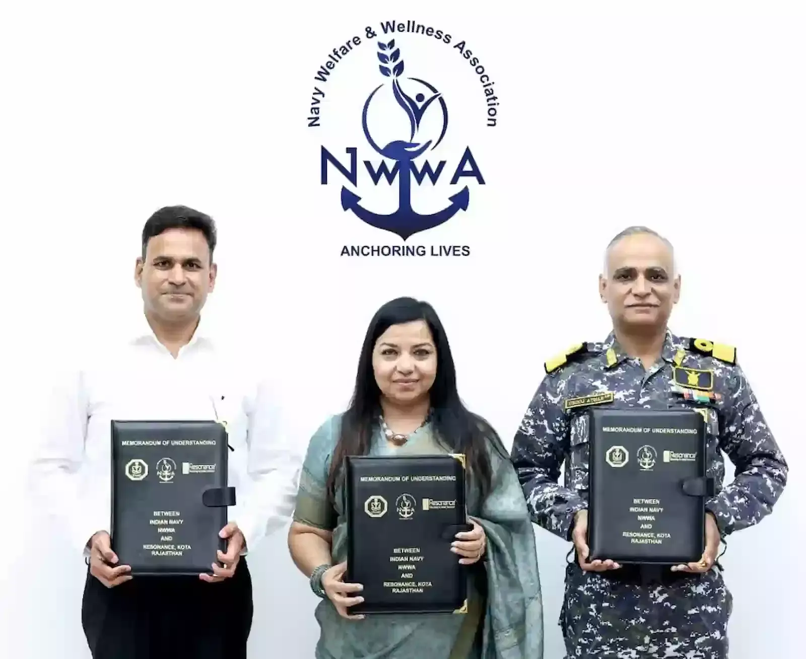 रेज़ोनेंस कोटा और नेवी वेलफेयर एसोसिएशन के बीच छात्रवृत्ति समझौते पर हस्ताक्षर करतीं अध्यक्ष श्रीमती शशि त्रिपाठी। रेज़ोनेंस कोटा और नेवी वेलफेयर एसोसिएशन के बीच छात्रवृत्ति समझौते पर हस्ताक्षर करतीं अध्यक्ष श्रीमती शशि त्रिपाठी।