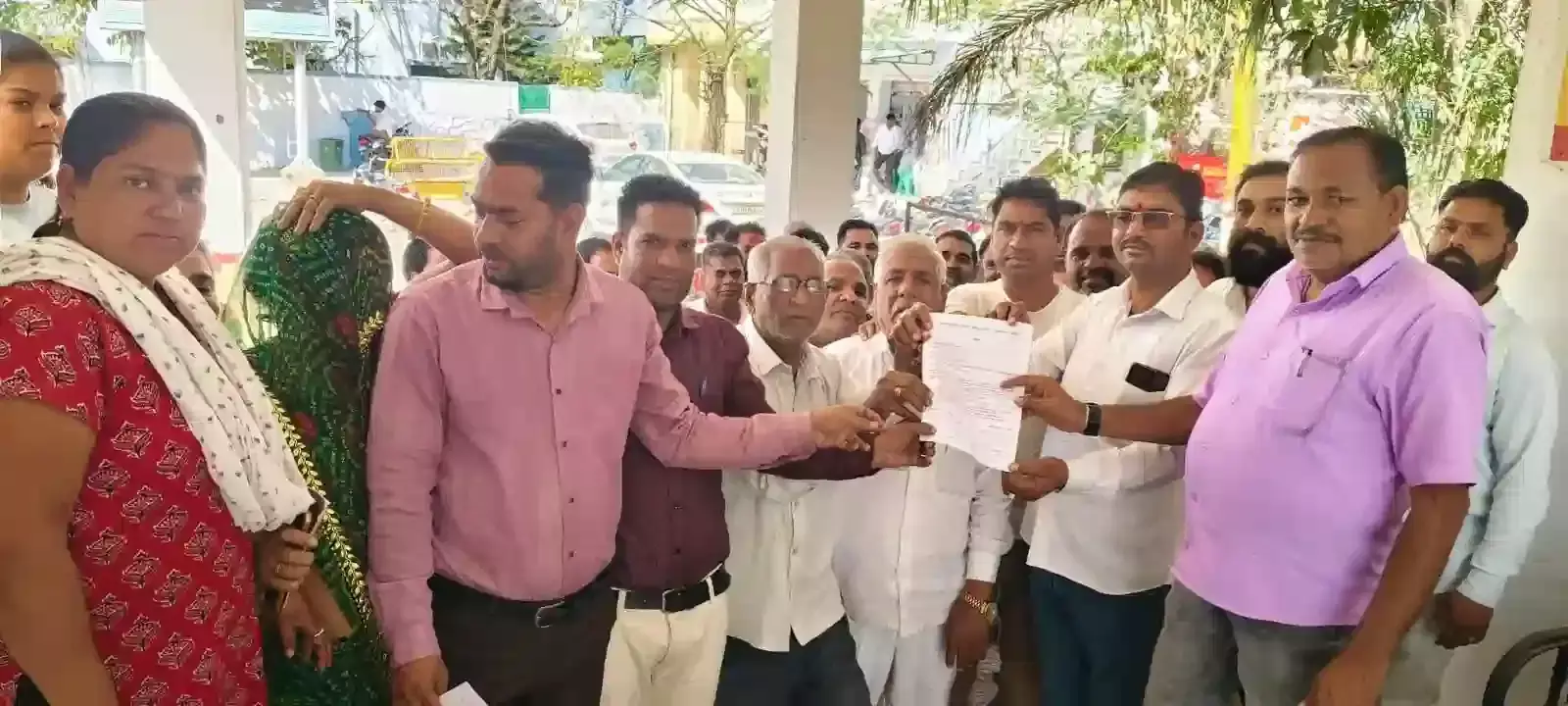 आमेट में खटीक समाज के लोग एसडीएम कार्यालय के बाहर ज्ञापन देते हुए