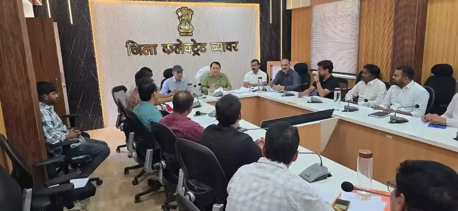 ब्यावर कलेक्ट्रेट सभागार में जिला कलक्टर कमल राम मीणा गैस एजेंसी संचालकों के साथ बैठक करते हुए। ब्यावर कलेक्ट्रेट सभागार में जिला कलक्टर कमल राम मीणा गैस एजेंसी संचालकों के साथ बैठक करते हुए।