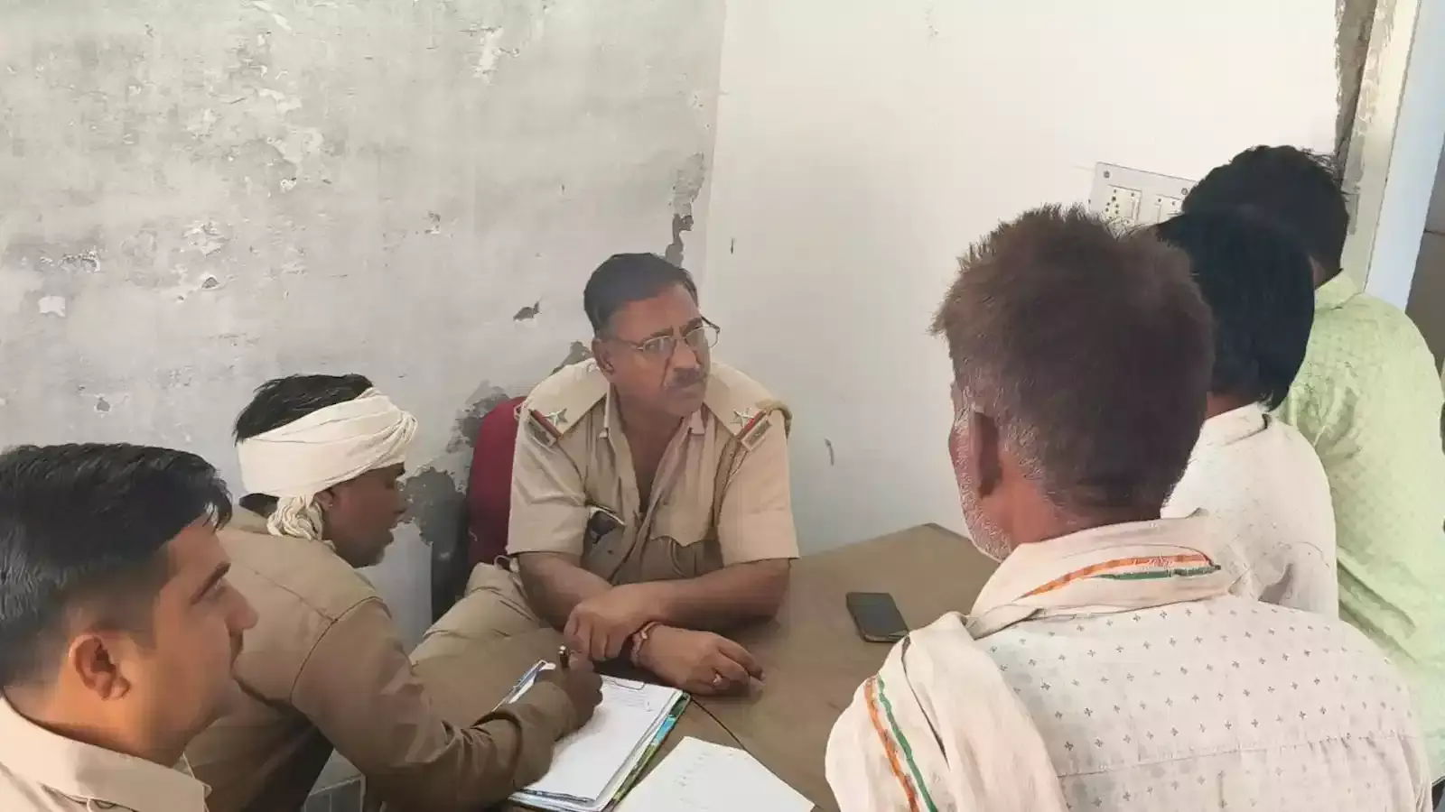 प्रतापगढ़ जिला अस्पताल की मोर्चरी के बाहर नाकुराम मीणा के परिजन और पुलिसकर्मी खड़े हैं। प्रतापगढ़ जिला अस्पताल की मोर्चरी के बाहर नाकुराम मीणा के परिजन और पुलिसकर्मी खड़े हैं।