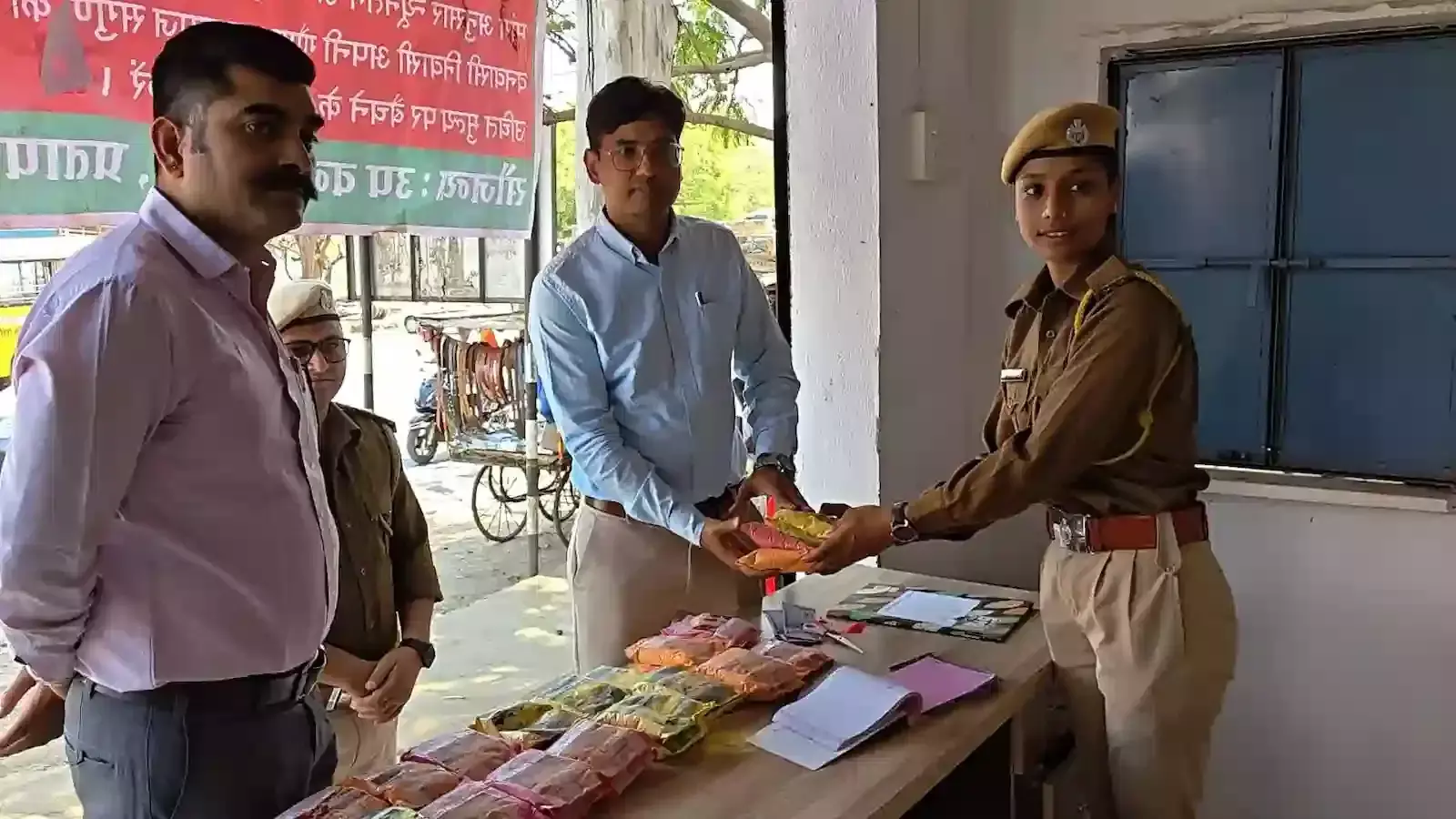 प्रतापगढ़ में वन विभाग के अधिकारी धरियावद नाका केंद्र पर पलाश से बनी हर्बल गुलाल प्रदर्शित करते हुए। प्रतापगढ़ में वन विभाग के अधिकारी धरियावद नाका केंद्र पर पलाश से बनी हर्बल गुलाल प्रदर्शित करते हुए।