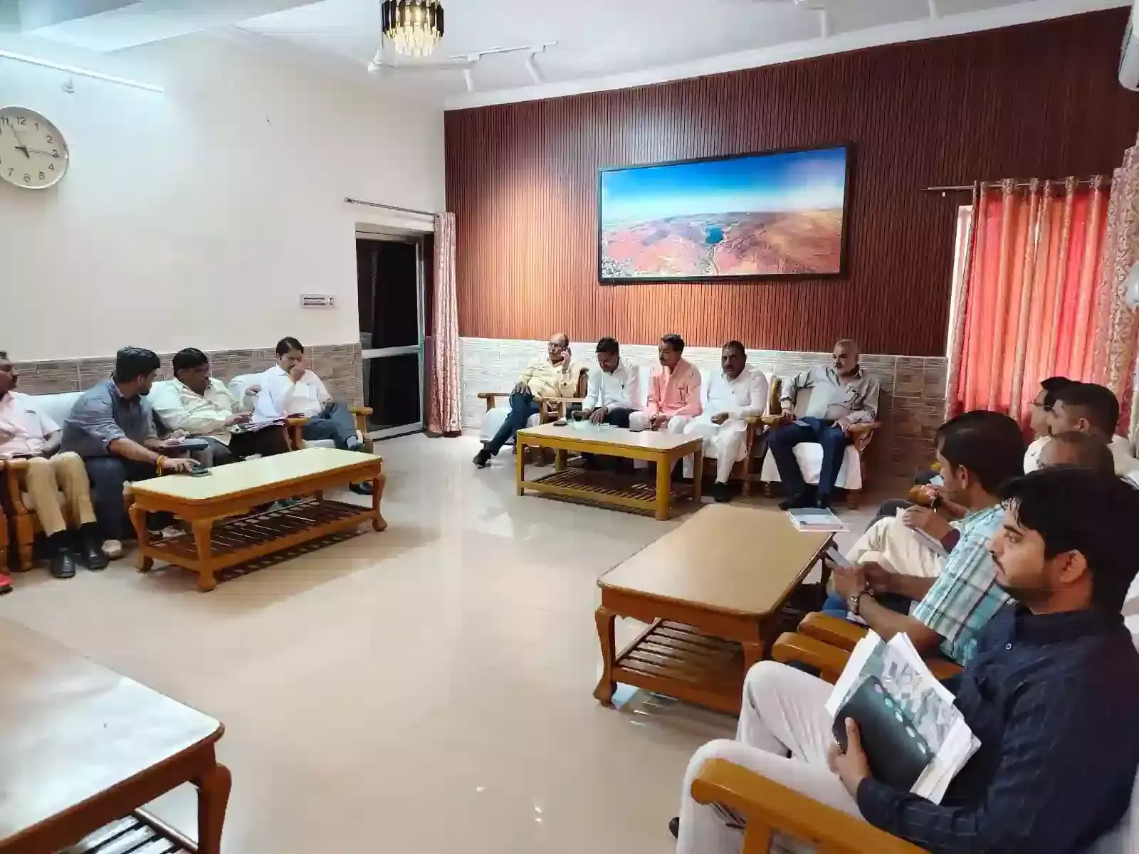 बारां सर्किट हाउस में विधायक राधेश्याम बेरवा अधिकारियों के साथ विकास कार्यों की समीक्षा बैठक करते हुए।