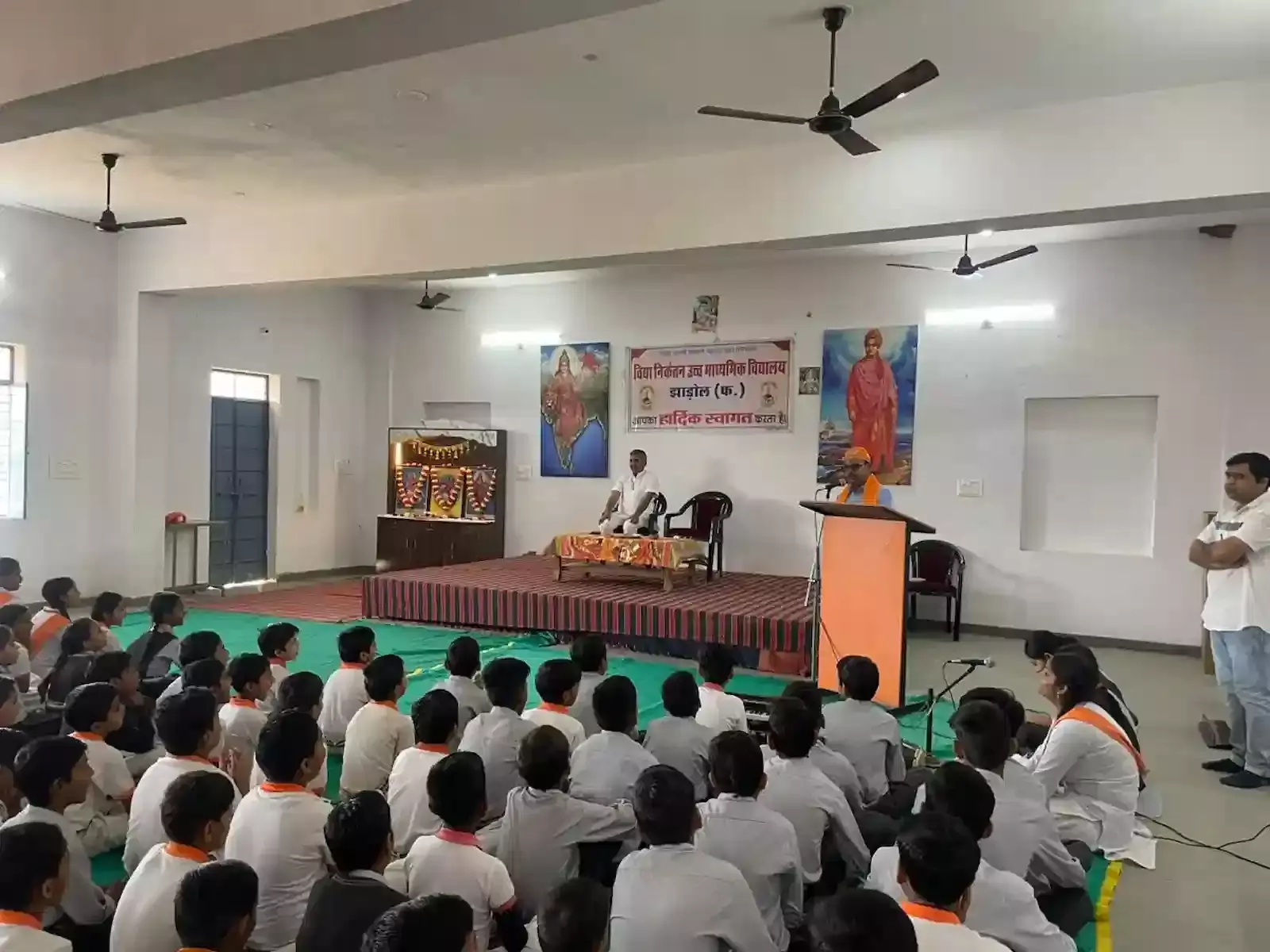 झाड़ोल के विद्या निकेतन विद्यालय में नवनिर्मित सरस्वती मंदिर के समीप खड़े समाजसेवी दीपक जोशी और शिक्षक।
