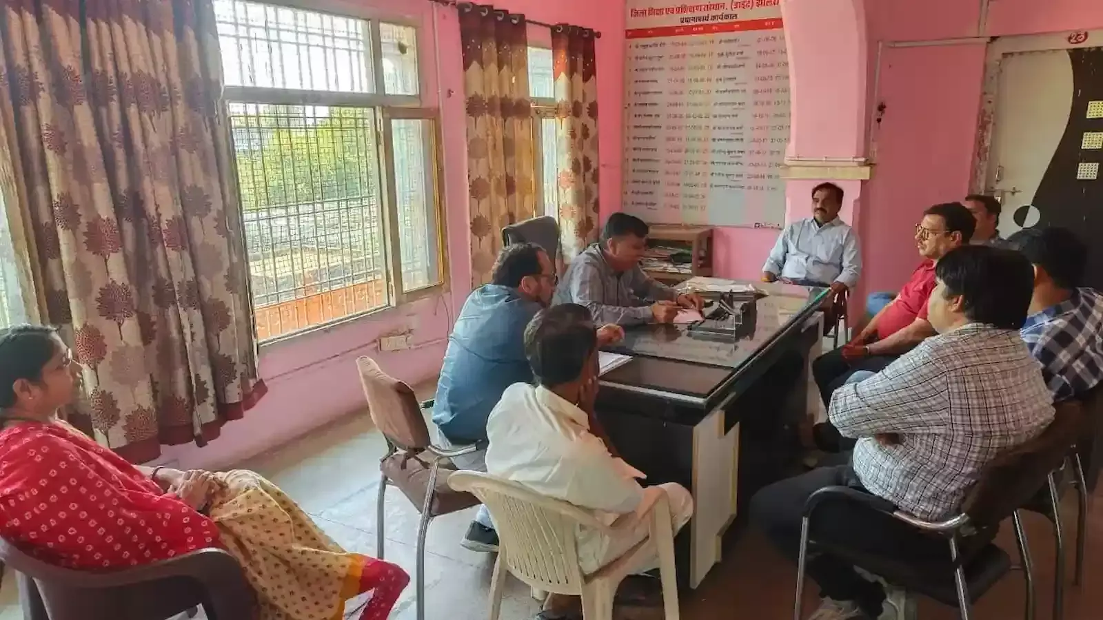 डाइट झालरापाटन में उप प्रधानाचार्य और शिक्षक राजकीय विद्यालयों में छात्र अध्यापक आवंटन हेतु मीटिंग करते हुए। डाइट झालरापाटन में उप प्रधानाचार्य और शिक्षक राजकीय विद्यालयों में छात्र अध्यापक आवंटन हेतु मीटिंग करते हुए।