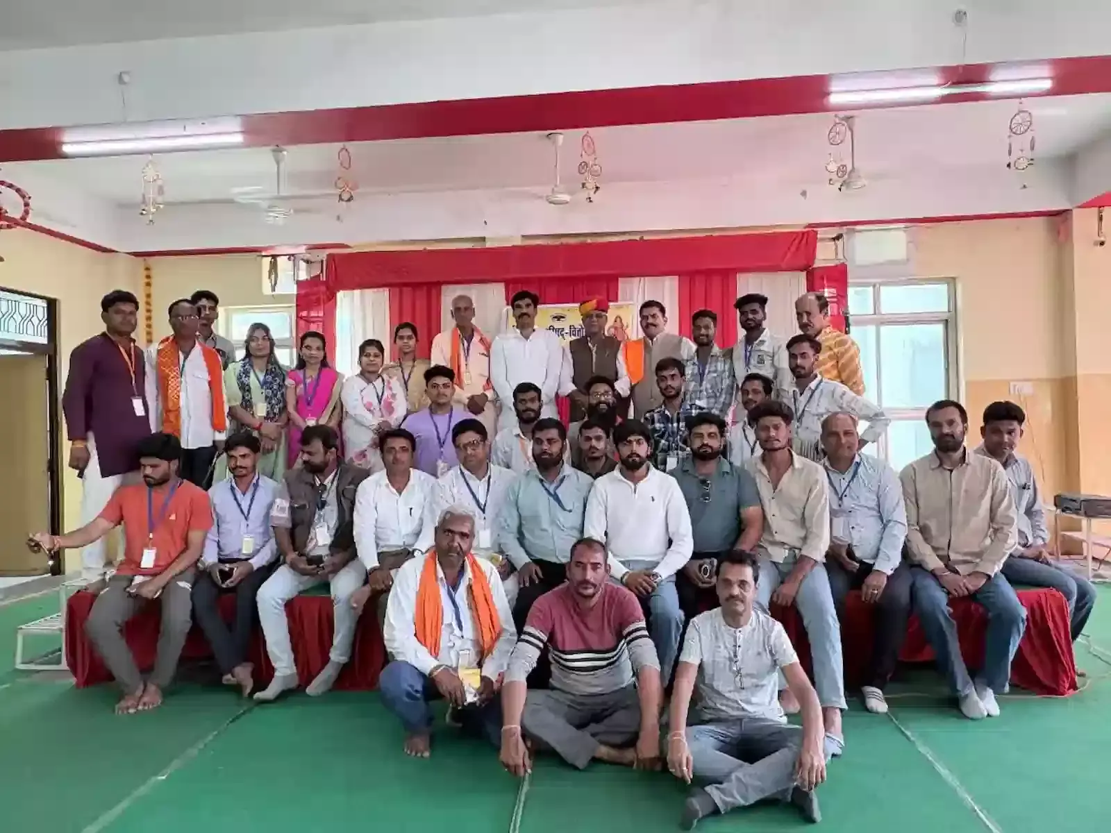 झालावाड़ के गणपति प्लाजा में विश्व हिंदू परिषद और बजरंग दल के कार्यकर्ता जिला अभ्यास वर्ग बैठक में सम्मिलित होते हुए। झालावाड़ के गणपति प्लाजा में विश्व हिंदू परिषद और बजरंग दल के कार्यकर्ता जिला अभ्यास वर्ग बैठक में सम्मिलित होते हुए।