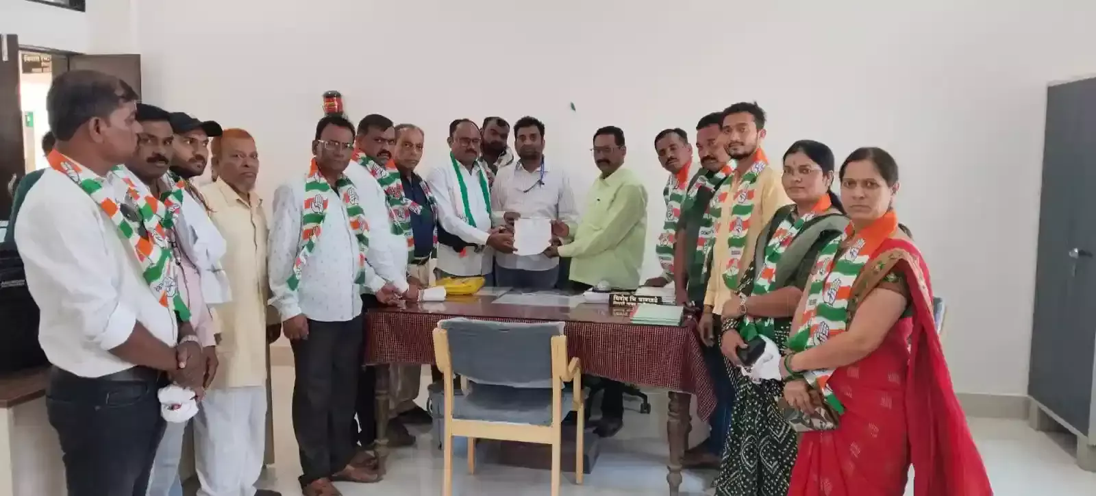 मोर्शी तहसील कार्यालय के बाहर गैस दरवाढ के विरोध में प्रदर्शन करते कांग्रेस कार्यकर्ता