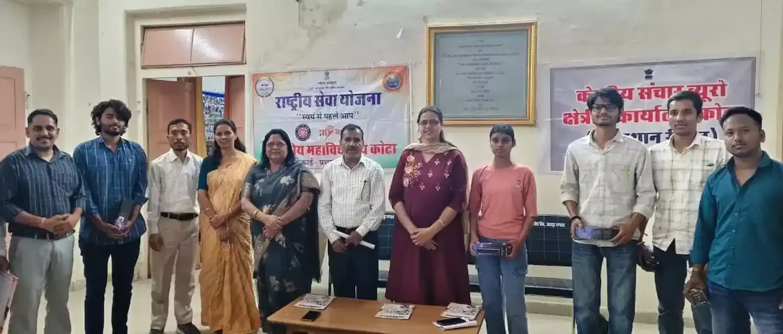 राजकीय महाविद्यालय कोटा के सभागार में दांडी मार्च जागरूकता कार्यक्रम के दौरान मंचासीन अतिथि और उपस्थित विद्यार्थी। राजकीय महाविद्यालय कोटा के सभागार में दांडी मार्च जागरूकता कार्यक्रम के दौरान मंचासीन अतिथि और उपस्थित विद्यार्थी।