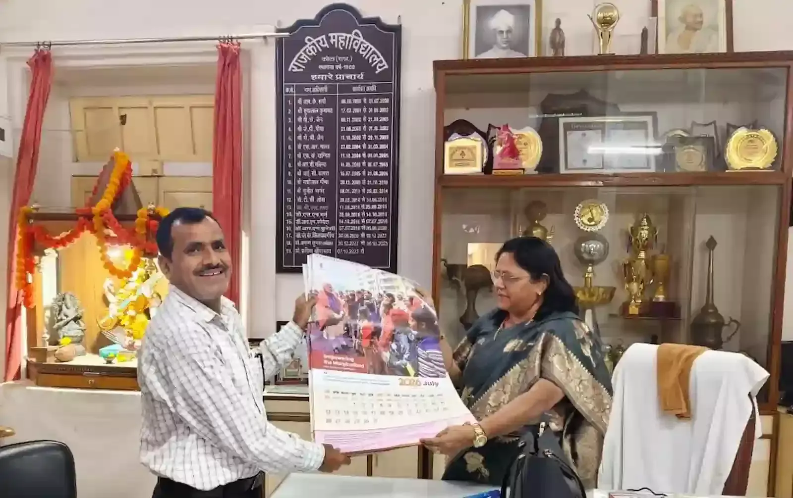 राजकीय महाविद्यालय कोटा के सभागार में दांडी मार्च दिवस कार्यक्रम के दौरान व्याख्यान देतीं प्राचार्य और उपस्थित संकाय सदस्य। राजकीय महाविद्यालय कोटा के सभागार में दांडी मार्च दिवस कार्यक्रम के दौरान व्याख्यान देतीं प्राचार्य और उपस्थित संकाय सदस्य।